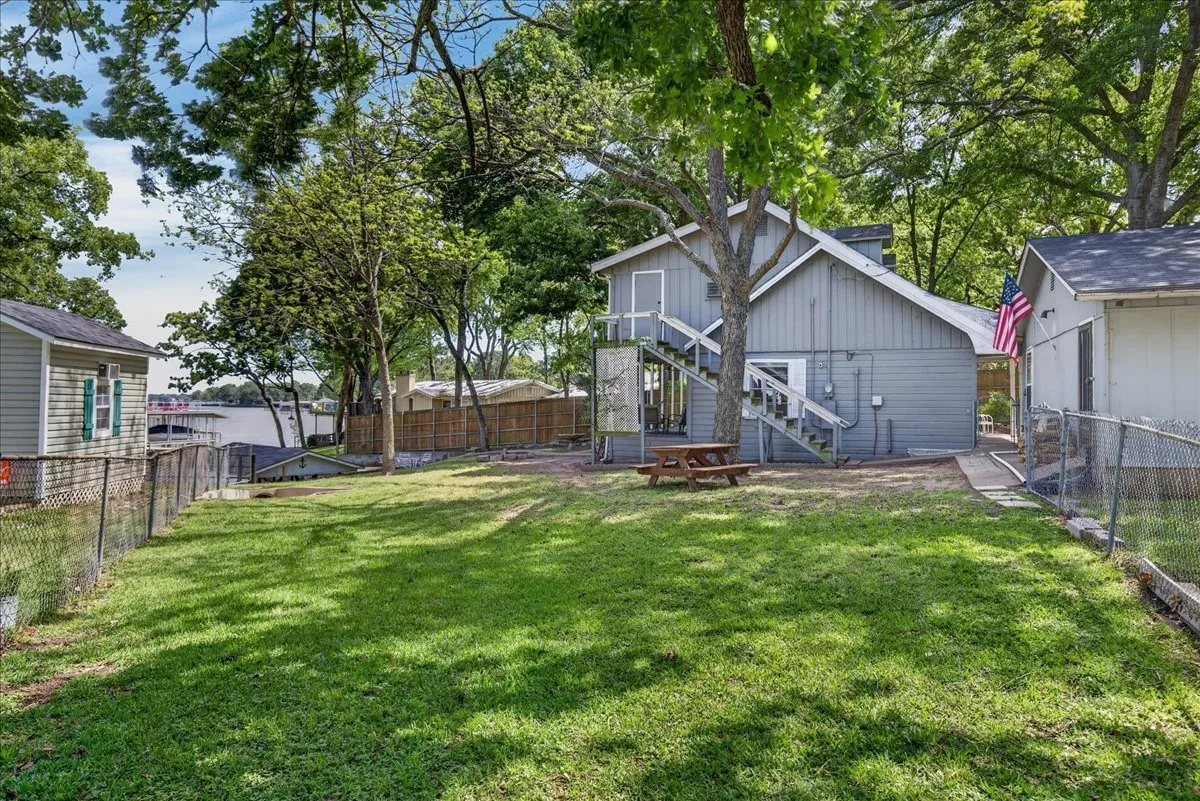 Single Family Residence For Sale in Henderson County , 1529 Oak Shore Drive, Tool, Texas 75143, 3 Bedroom, 2 Bathroom, Garage spaces, 1,536 Sqft, built in 1970, Preowned, mls#21216985, Real Estate Agent in Tool, Homes For Sale in Henderson county, Homes For Sale in Tool, Realtor in Tool Texas, Real Estate Brokerage Independent Realty Texas, Luminita Cordes Realtor