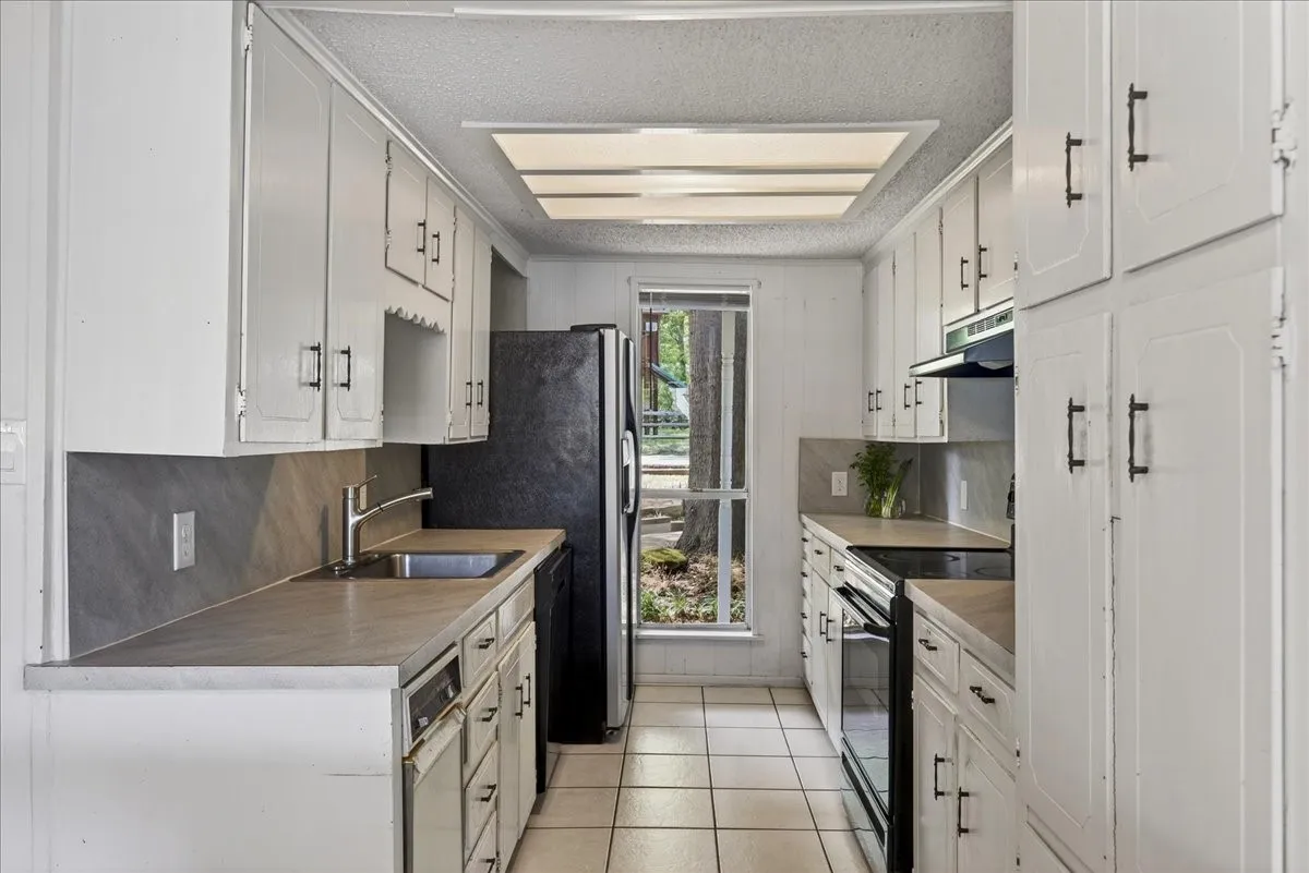 Single Family Residence For Sale in Henderson County , 1529 Oak Shore Drive, Tool, Texas 75143, 3 Bedroom, 2 Bathroom, Garage spaces, 1,536 Sqft, built in 1970, Preowned, mls#21216985, Real Estate Agent in Tool, Homes For Sale in Henderson county, Homes For Sale in Tool, Realtor in Tool Texas, Real Estate Brokerage Independent Realty Texas, Luminita Cordes Realtor