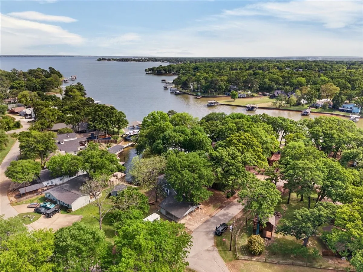 Single Family Residence For Sale in Henderson County , 1529 Oak Shore Drive, Tool, Texas 75143, 3 Bedroom, 2 Bathroom, Garage spaces, 1,536 Sqft, built in 1970, Preowned, mls#21216985, Real Estate Agent in Tool, Homes For Sale in Henderson county, Homes For Sale in Tool, Realtor in Tool Texas, Real Estate Brokerage Independent Realty Texas, Luminita Cordes Realtor