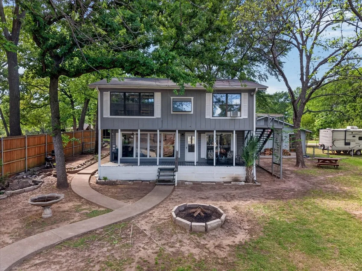 Single Family Residence For Sale in Henderson County , 1529 Oak Shore Drive, Tool, Texas 75143, 3 Bedroom, 2 Bathroom, Garage spaces, 1,536 Sqft, built in 1970, Preowned, mls#21216985, Real Estate Agent in Tool, Homes For Sale in Henderson county, Homes For Sale in Tool, Realtor in Tool Texas, Real Estate Brokerage Independent Realty Texas, Luminita Cordes Realtor