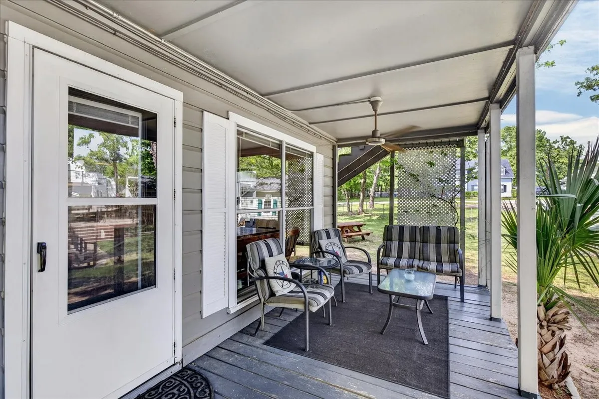 Single Family Residence For Sale in Henderson County , 1529 Oak Shore Drive, Tool, Texas 75143, 3 Bedroom, 2 Bathroom, Garage spaces, 1,536 Sqft, built in 1970, Preowned, mls#21216985, Real Estate Agent in Tool, Homes For Sale in Henderson county, Homes For Sale in Tool, Realtor in Tool Texas, Real Estate Brokerage Independent Realty Texas, Luminita Cordes Realtor