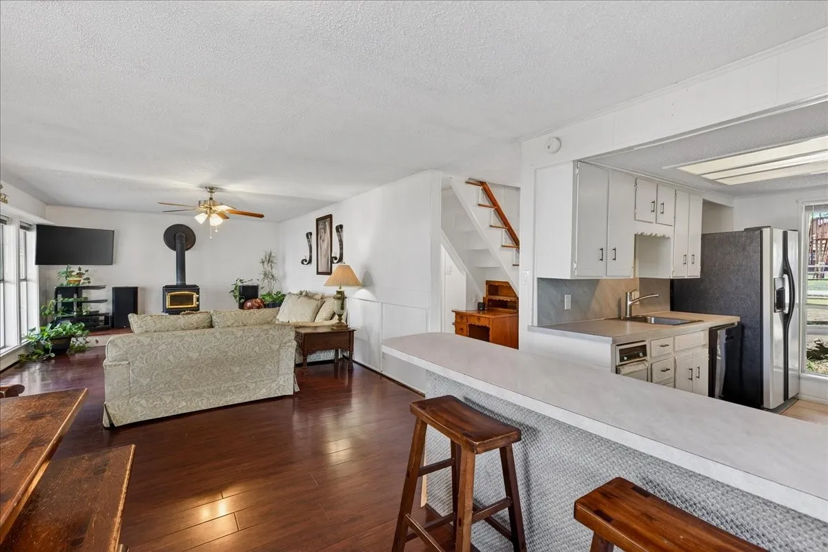 Single Family Residence For Sale in Henderson County , 1529 Oak Shore Drive, Tool, Texas 75143, 3 Bedroom, 2 Bathroom, Garage spaces, 1,536 Sqft, built in 1970, Preowned, mls#21216985, Real Estate Agent in Tool, Homes For Sale in Henderson county, Homes For Sale in Tool, Realtor in Tool Texas, Real Estate Brokerage Independent Realty Texas, Luminita Cordes Realtor