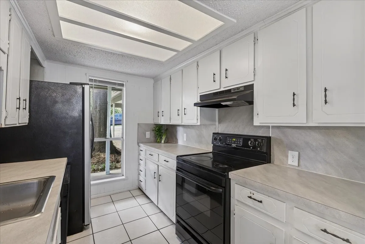 Single Family Residence For Sale in Henderson County , 1529 Oak Shore Drive, Tool, Texas 75143, 3 Bedroom, 2 Bathroom, Garage spaces, 1,536 Sqft, built in 1970, Preowned, mls#21216985, Real Estate Agent in Tool, Homes For Sale in Henderson county, Homes For Sale in Tool, Realtor in Tool Texas, Real Estate Brokerage Independent Realty Texas, Luminita Cordes Realtor