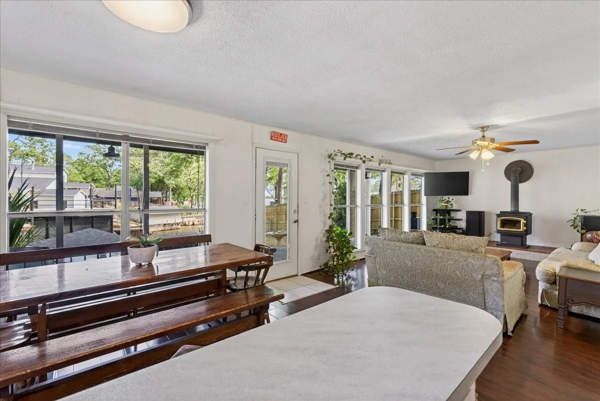 Single Family Residence For Sale in Henderson County , 1529 Oak Shore Drive, Tool, Texas 75143, 3 Bedroom, 2 Bathroom, Garage spaces, 1,536 Sqft, built in 1970, Preowned, mls#21216985, Real Estate Agent in Tool, Homes For Sale in Henderson county, Homes For Sale in Tool, Realtor in Tool Texas, Real Estate Brokerage Independent Realty Texas, Luminita Cordes Realtor