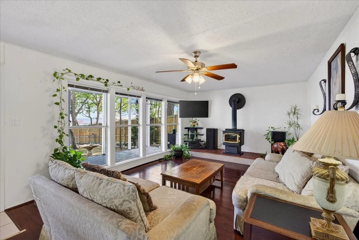 Single Family Residence For Sale in Henderson County , 1529 Oak Shore Drive, Tool, Texas 75143, 3 Bedroom, 2 Bathroom, Garage spaces, 1,536 Sqft, built in 1970, Preowned, mls#21216985, Real Estate Agent in Tool, Homes For Sale in Henderson county, Homes For Sale in Tool, Realtor in Tool Texas, Real Estate Brokerage Independent Realty Texas, Luminita Cordes Realtor