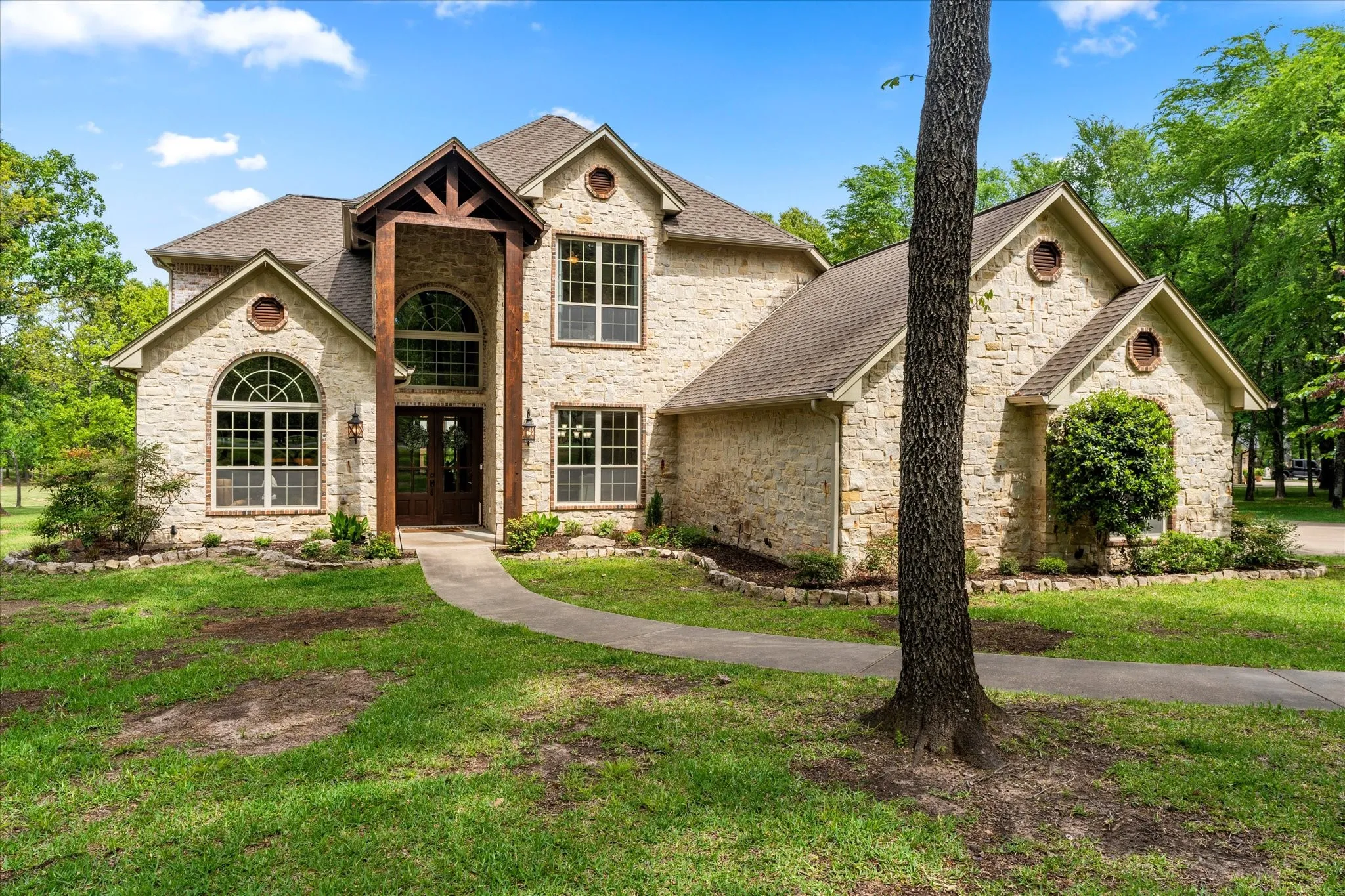Single Family Residence For Sale in Wood County , 1215 PR 5980, Yantis, Texas 75497, 4 Bedroom, 4 Bathroom, 3 Garage spaces, 3,889 Sqft, built in 2008, Preowned, mls#21224565, Real Estate Agent in Yantis, Homes For Sale in Wood county, Homes For Sale in Yantis, Realtor in Yantis Texas, Real Estate Brokerage Independent Realty Texas, Luminita Cordes Realtor