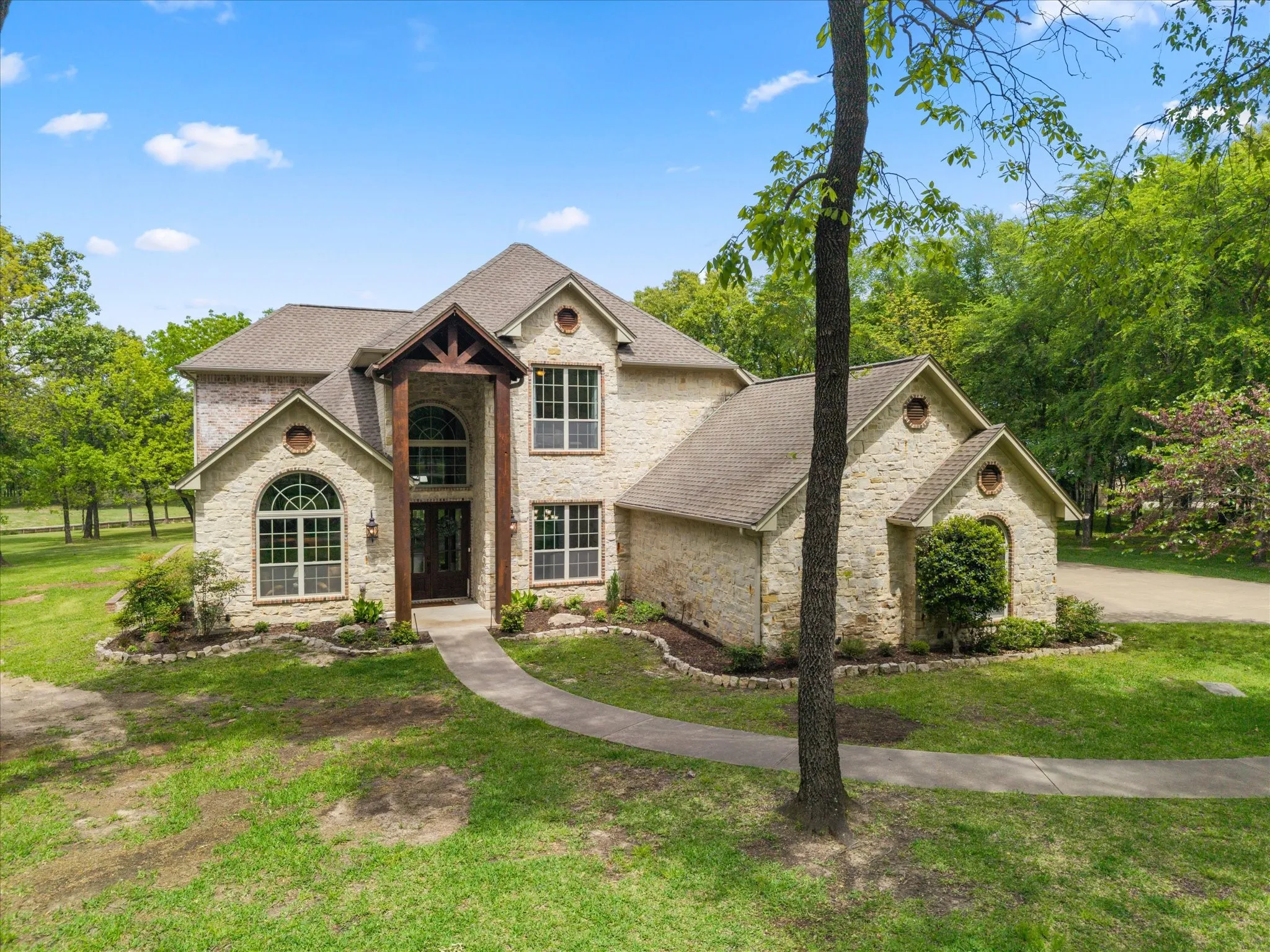 Single Family Residence For Sale in Wood County , 1215 PR 5980, Yantis, Texas 75497, 4 Bedroom, 4 Bathroom, 3 Garage spaces, 3,889 Sqft, built in 2008, Preowned, mls#21224565, Real Estate Agent in Yantis, Homes For Sale in Wood county, Homes For Sale in Yantis, Realtor in Yantis Texas, Real Estate Brokerage Independent Realty Texas, Luminita Cordes Realtor