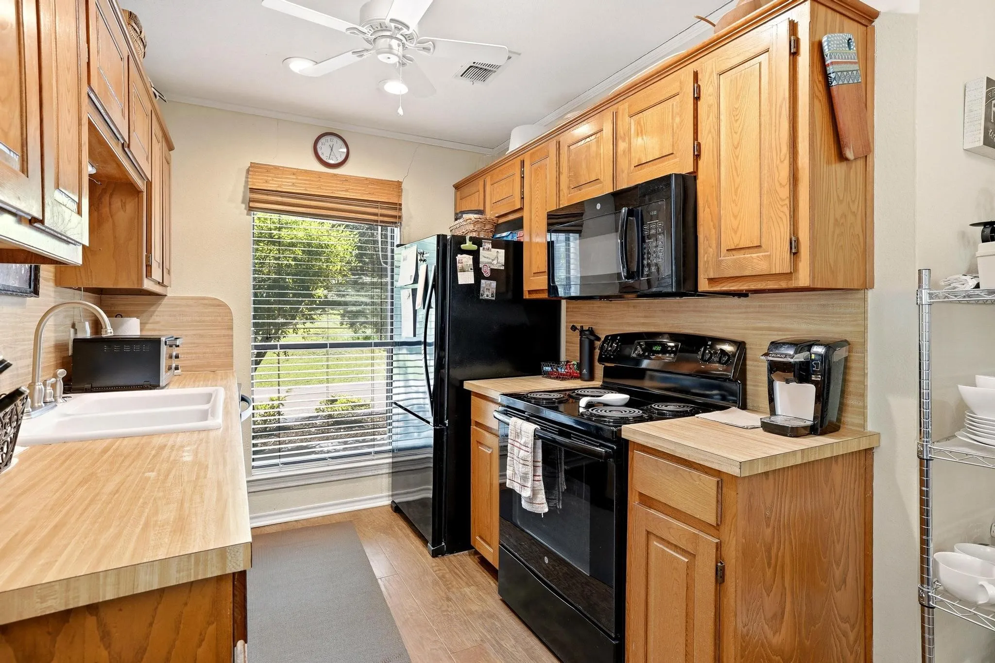 Single Family Residence For Sale in Grayson County , 325 Lakewood Lane, Pottsboro, Texas 75076, 2 Bedroom, 2 Bathroom, Garage spaces, 1,473 Sqft, built in 1983, Preowned, mls#21235267, Real Estate Agent in Pottsboro, Homes For Sale in Grayson county, Homes For Sale in Pottsboro, Realtor in Pottsboro Texas, Real Estate Brokerage Independent Realty Texas, Luminita Cordes Realtor