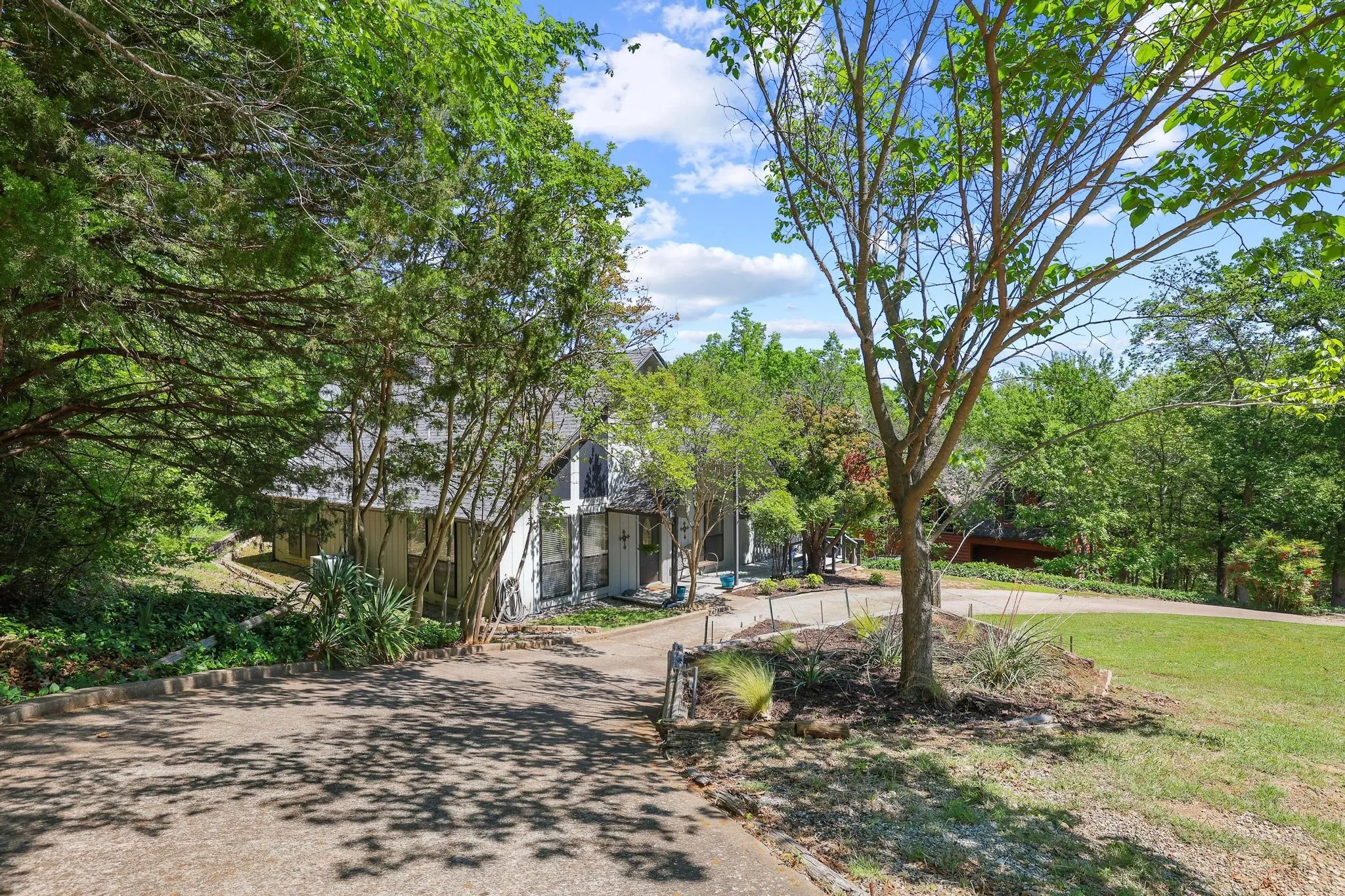 Single Family Residence For Sale in Grayson County , 325 Lakewood Lane, Pottsboro, Texas 75076, 2 Bedroom, 2 Bathroom, Garage spaces, 1,473 Sqft, built in 1983, Preowned, mls#21235267, Real Estate Agent in Pottsboro, Homes For Sale in Grayson county, Homes For Sale in Pottsboro, Realtor in Pottsboro Texas, Real Estate Brokerage Independent Realty Texas, Luminita Cordes Realtor