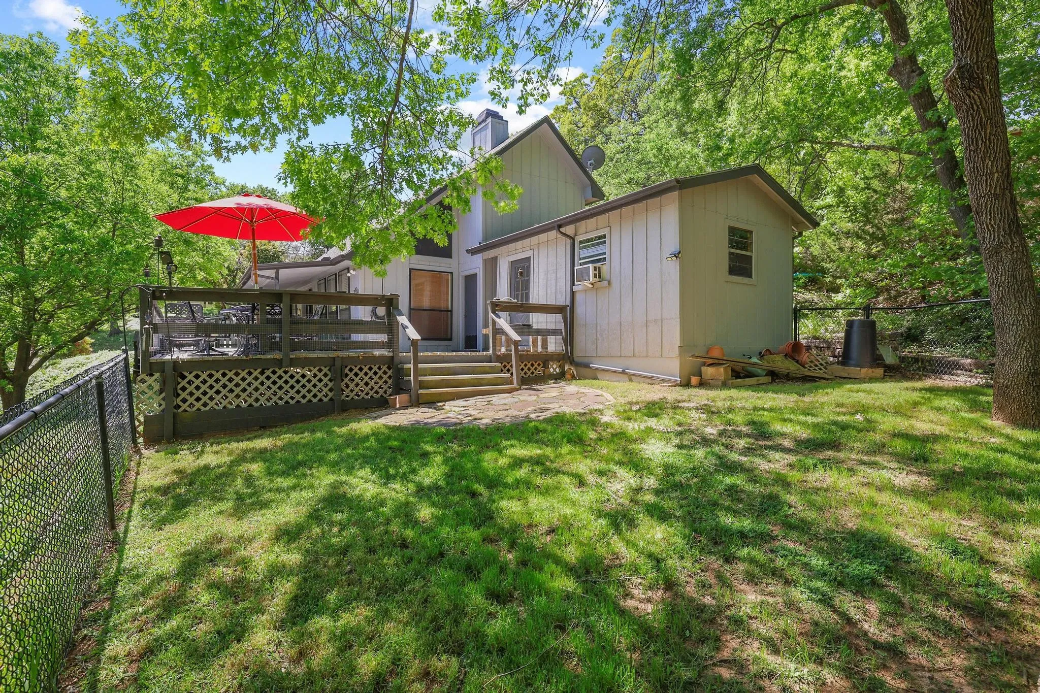 Single Family Residence For Sale in Grayson County , 325 Lakewood Lane, Pottsboro, Texas 75076, 2 Bedroom, 2 Bathroom, Garage spaces, 1,473 Sqft, built in 1983, Preowned, mls#21235267, Real Estate Agent in Pottsboro, Homes For Sale in Grayson county, Homes For Sale in Pottsboro, Realtor in Pottsboro Texas, Real Estate Brokerage Independent Realty Texas, Luminita Cordes Realtor