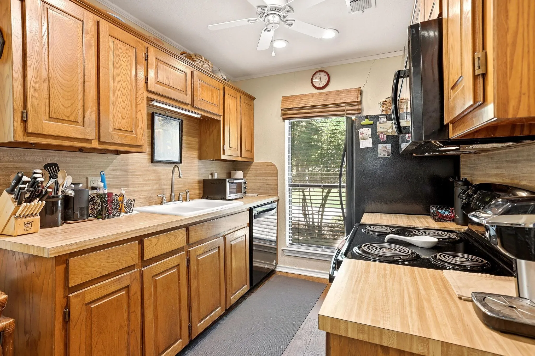 Single Family Residence For Sale in Grayson County , 325 Lakewood Lane, Pottsboro, Texas 75076, 2 Bedroom, 2 Bathroom, Garage spaces, 1,473 Sqft, built in 1983, Preowned, mls#21235267, Real Estate Agent in Pottsboro, Homes For Sale in Grayson county, Homes For Sale in Pottsboro, Realtor in Pottsboro Texas, Real Estate Brokerage Independent Realty Texas, Luminita Cordes Realtor