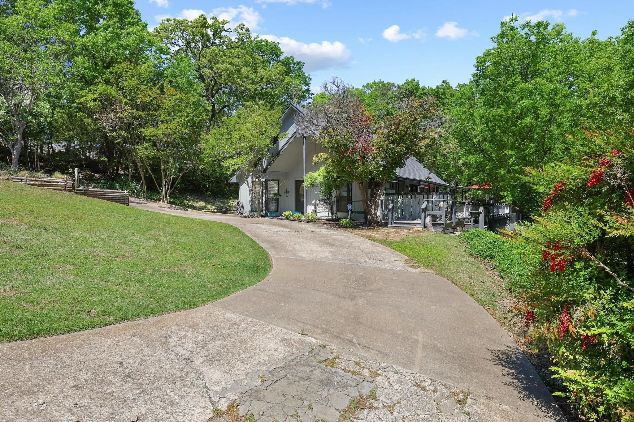 Single Family Residence For Sale in Grayson County , 325 Lakewood Lane, Pottsboro, Texas 75076, 2 Bedroom, 2 Bathroom, Garage spaces, 1,473 Sqft, built in 1983, Preowned, mls#21235267, Real Estate Agent in Pottsboro, Homes For Sale in Grayson county, Homes For Sale in Pottsboro, Realtor in Pottsboro Texas, Real Estate Brokerage Independent Realty Texas, Luminita Cordes Realtor