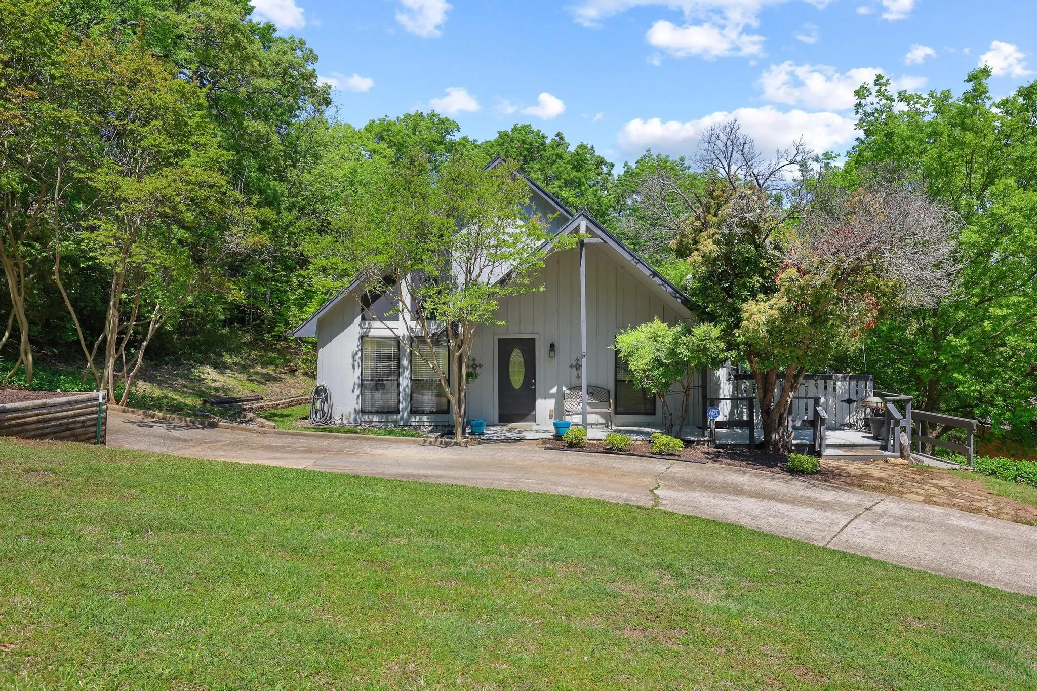 Single Family Residence For Sale in Grayson County , 325 Lakewood Lane, Pottsboro, Texas 75076, 2 Bedroom, 2 Bathroom, Garage spaces, 1,473 Sqft, built in 1983, Preowned, mls#21235267, Real Estate Agent in Pottsboro, Homes For Sale in Grayson county, Homes For Sale in Pottsboro, Realtor in Pottsboro Texas, Real Estate Brokerage Independent Realty Texas, Luminita Cordes Realtor