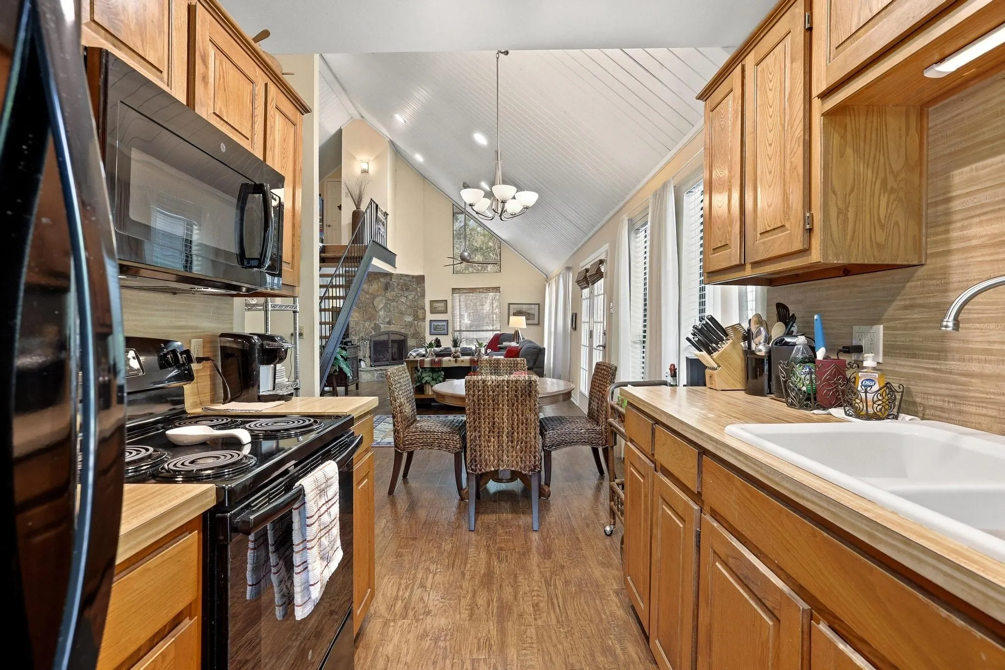 Single Family Residence For Sale in Grayson County , 325 Lakewood Lane, Pottsboro, Texas 75076, 2 Bedroom, 2 Bathroom, Garage spaces, 1,473 Sqft, built in 1983, Preowned, mls#21235267, Real Estate Agent in Pottsboro, Homes For Sale in Grayson county, Homes For Sale in Pottsboro, Realtor in Pottsboro Texas, Real Estate Brokerage Independent Realty Texas, Luminita Cordes Realtor