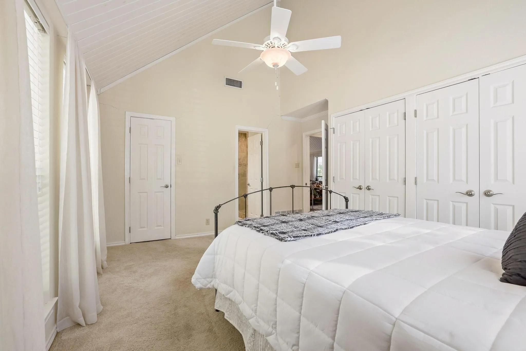 Single Family Residence For Sale in Grayson County , 325 Lakewood Lane, Pottsboro, Texas 75076, 2 Bedroom, 2 Bathroom, Garage spaces, 1,473 Sqft, built in 1983, Preowned, mls#21235267, Real Estate Agent in Pottsboro, Homes For Sale in Grayson county, Homes For Sale in Pottsboro, Realtor in Pottsboro Texas, Real Estate Brokerage Independent Realty Texas, Luminita Cordes Realtor