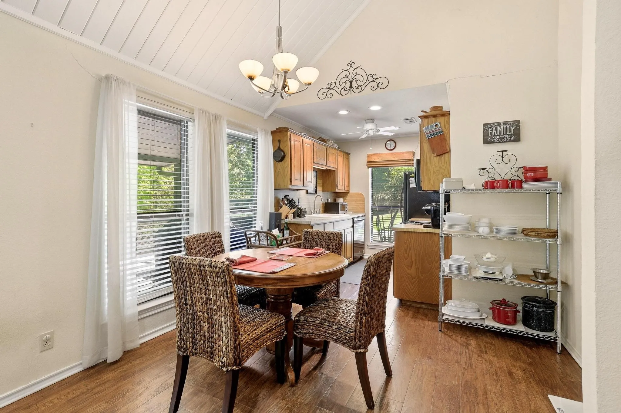 Single Family Residence For Sale in Grayson County , 325 Lakewood Lane, Pottsboro, Texas 75076, 2 Bedroom, 2 Bathroom, Garage spaces, 1,473 Sqft, built in 1983, Preowned, mls#21235267, Real Estate Agent in Pottsboro, Homes For Sale in Grayson county, Homes For Sale in Pottsboro, Realtor in Pottsboro Texas, Real Estate Brokerage Independent Realty Texas, Luminita Cordes Realtor