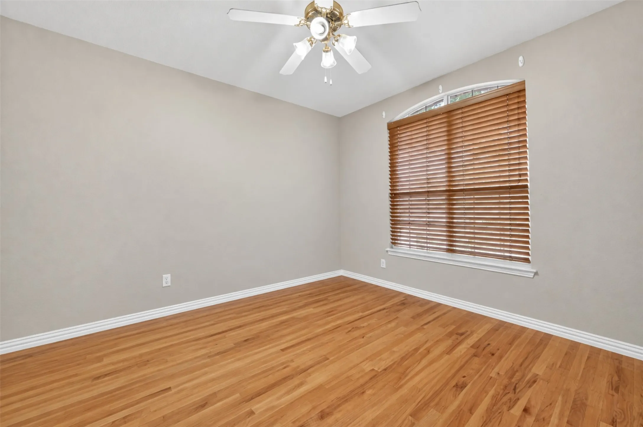 Single Family Residence For Sale in Dallas County , 656 Links View Court, Grand Prairie, Texas 75052, 3 Bedroom, 3 Bathroom, 2 Garage spaces, 3,286 Sqft, built in 2005, Preowned, mls#21233110, Real Estate Agent in Grand Prairie, Homes For Sale in Dallas county, Homes For Sale in Grand Prairie, Realtor in Grand Prairie Texas, Real Estate Brokerage Independent Realty Texas, Luminita Cordes Realtor