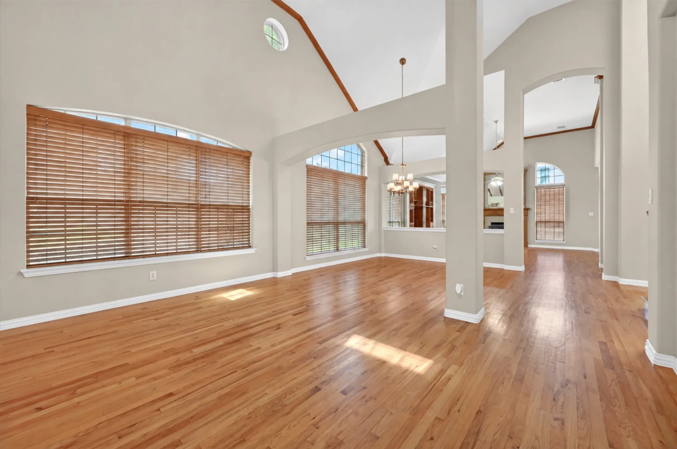 Single Family Residence For Sale in Dallas County , 656 Links View Court, Grand Prairie, Texas 75052, 3 Bedroom, 3 Bathroom, 2 Garage spaces, 3,286 Sqft, built in 2005, Preowned, mls#21233110, Real Estate Agent in Grand Prairie, Homes For Sale in Dallas county, Homes For Sale in Grand Prairie, Realtor in Grand Prairie Texas, Real Estate Brokerage Independent Realty Texas, Luminita Cordes Realtor