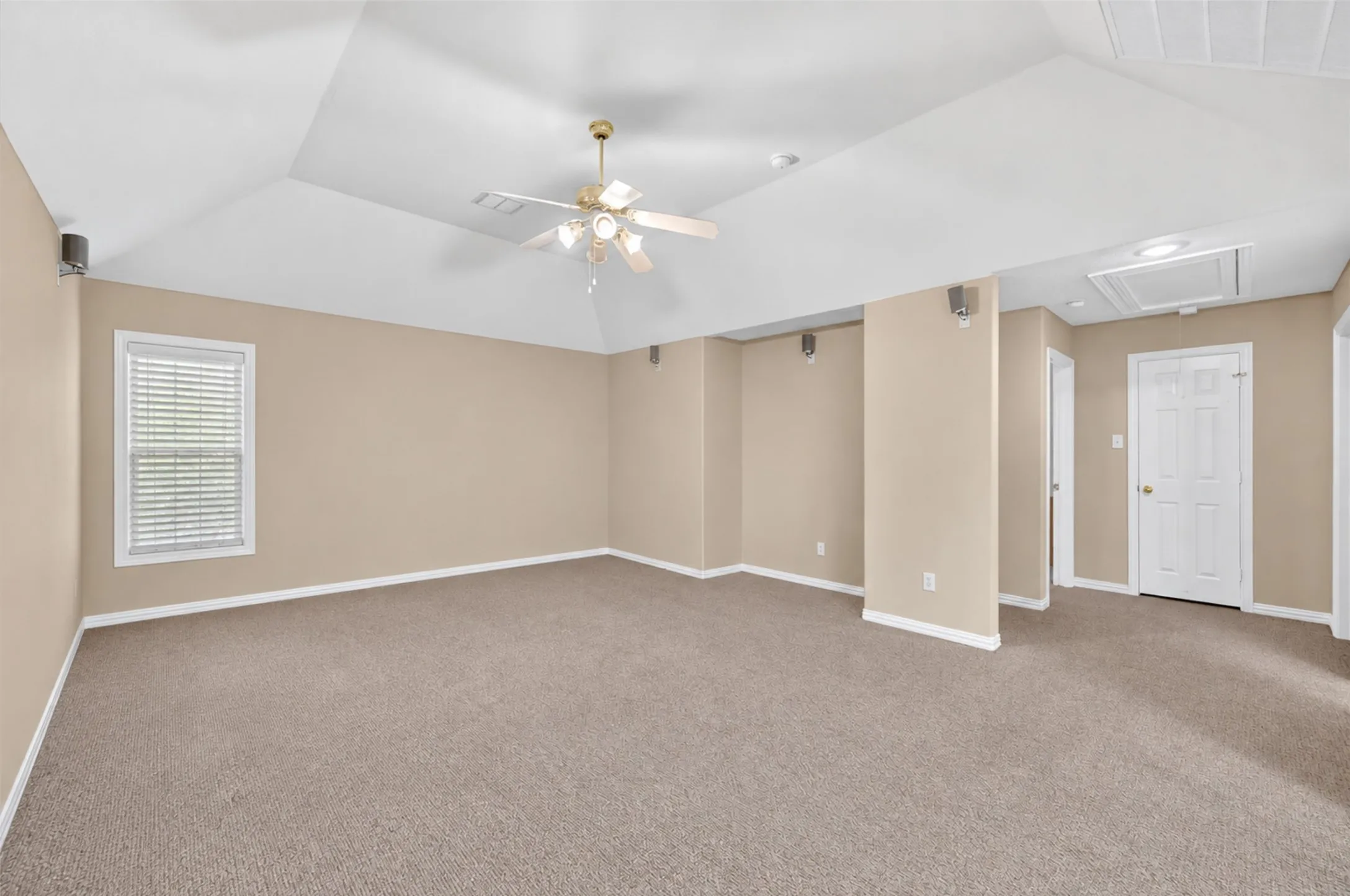 Single Family Residence For Sale in Dallas County , 656 Links View Court, Grand Prairie, Texas 75052, 3 Bedroom, 3 Bathroom, 2 Garage spaces, 3,286 Sqft, built in 2005, Preowned, mls#21233110, Real Estate Agent in Grand Prairie, Homes For Sale in Dallas county, Homes For Sale in Grand Prairie, Realtor in Grand Prairie Texas, Real Estate Brokerage Independent Realty Texas, Luminita Cordes Realtor