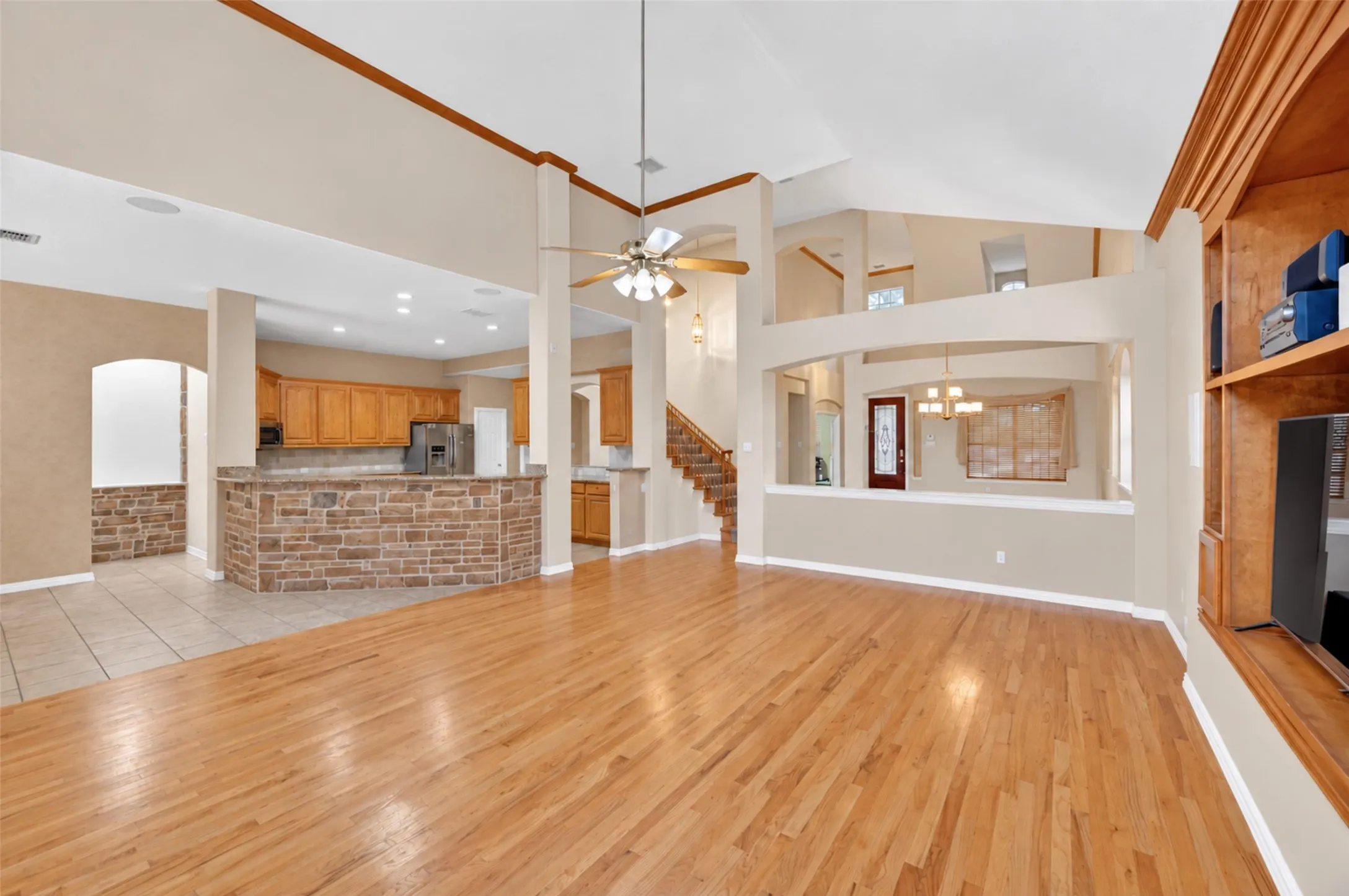 Single Family Residence For Sale in Dallas County , 656 Links View Court, Grand Prairie, Texas 75052, 3 Bedroom, 3 Bathroom, 2 Garage spaces, 3,286 Sqft, built in 2005, Preowned, mls#21233110, Real Estate Agent in Grand Prairie, Homes For Sale in Dallas county, Homes For Sale in Grand Prairie, Realtor in Grand Prairie Texas, Real Estate Brokerage Independent Realty Texas, Luminita Cordes Realtor