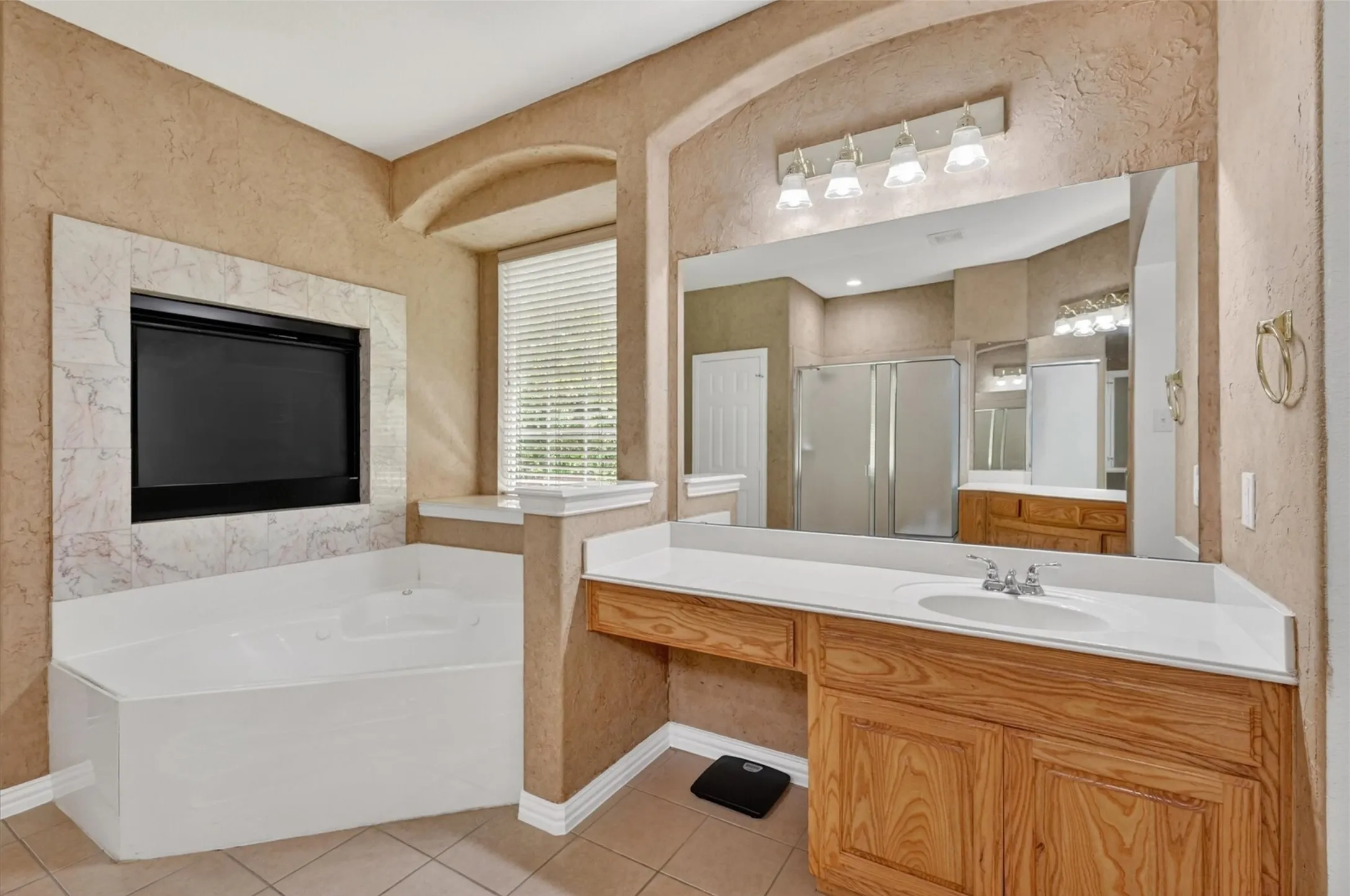 Single Family Residence For Sale in Dallas County , 656 Links View Court, Grand Prairie, Texas 75052, 3 Bedroom, 3 Bathroom, 2 Garage spaces, 3,286 Sqft, built in 2005, Preowned, mls#21233110, Real Estate Agent in Grand Prairie, Homes For Sale in Dallas county, Homes For Sale in Grand Prairie, Realtor in Grand Prairie Texas, Real Estate Brokerage Independent Realty Texas, Luminita Cordes Realtor