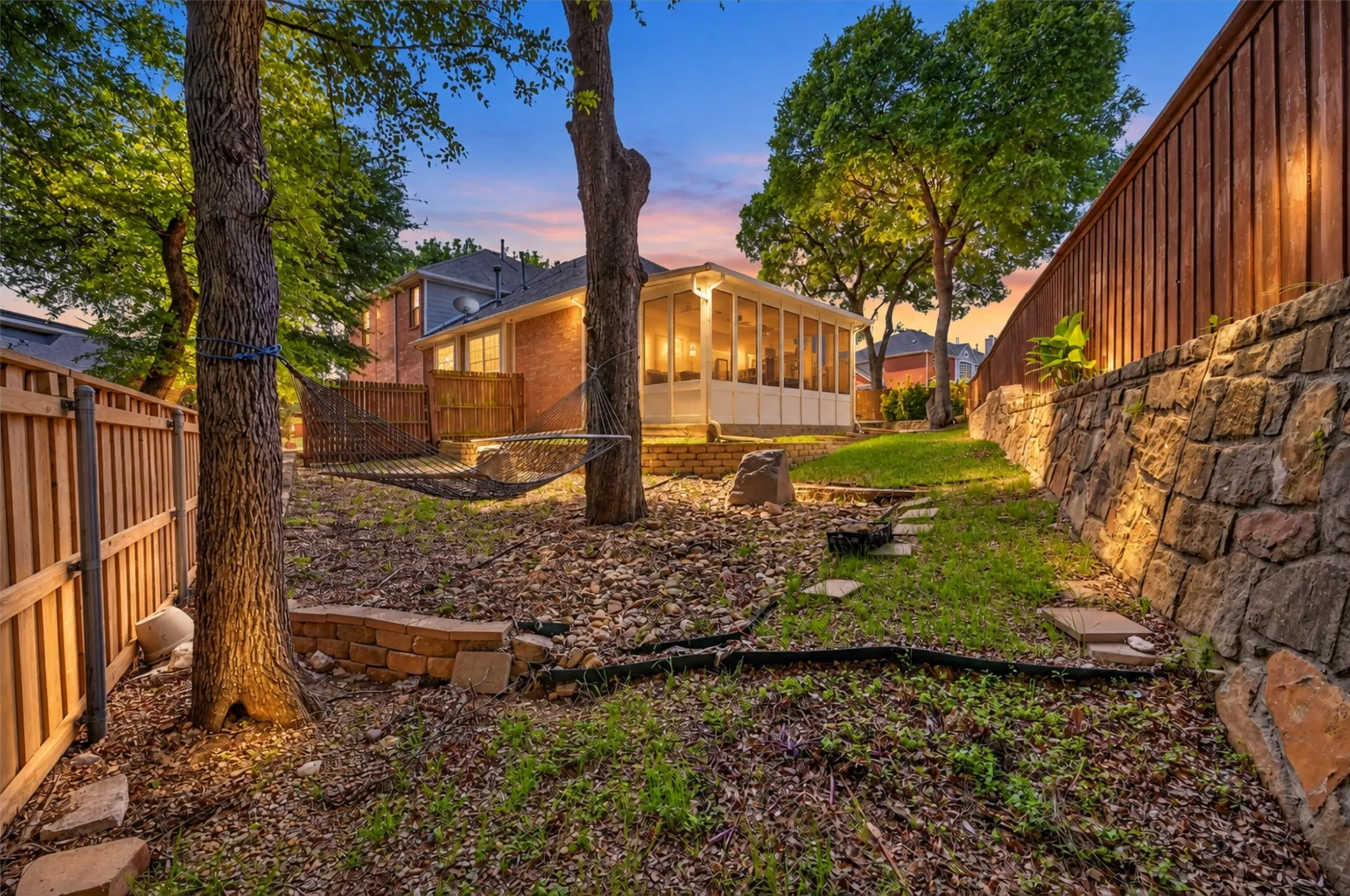 Single Family Residence For Sale in Dallas County , 656 Links View Court, Grand Prairie, Texas 75052, 3 Bedroom, 3 Bathroom, 2 Garage spaces, 3,286 Sqft, built in 2005, Preowned, mls#21233110, Real Estate Agent in Grand Prairie, Homes For Sale in Dallas county, Homes For Sale in Grand Prairie, Realtor in Grand Prairie Texas, Real Estate Brokerage Independent Realty Texas, Luminita Cordes Realtor