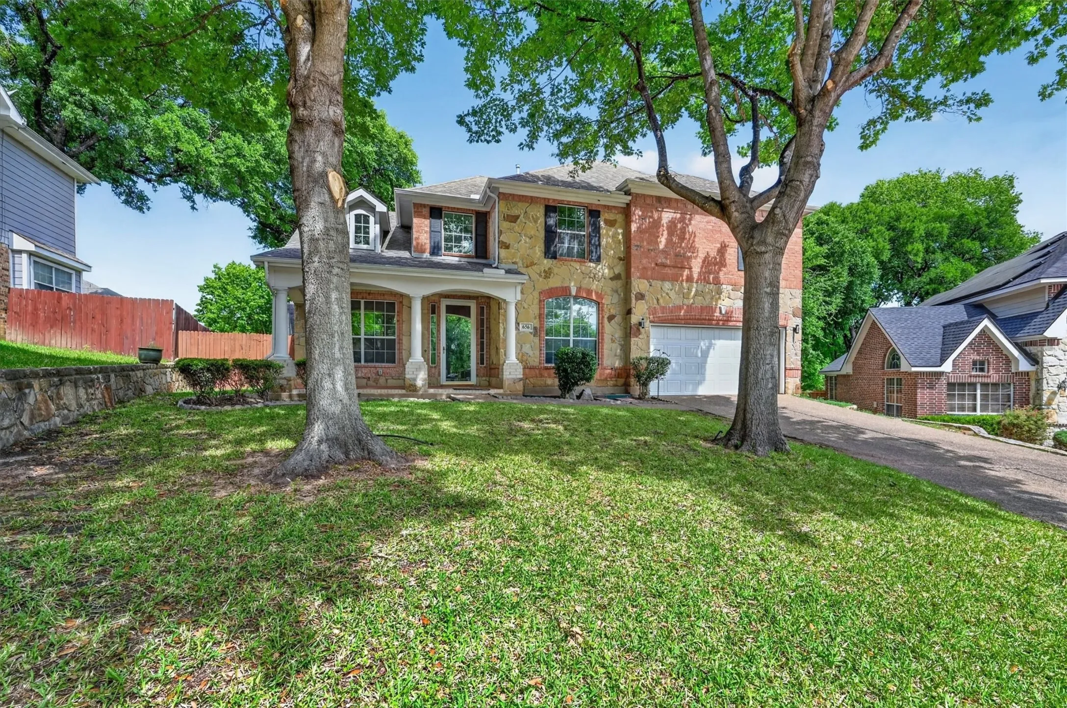 Single Family Residence For Sale in Dallas County , 656 Links View Court, Grand Prairie, Texas 75052, 3 Bedroom, 3 Bathroom, 2 Garage spaces, 3,286 Sqft, built in 2005, Preowned, mls#21233110, Real Estate Agent in Grand Prairie, Homes For Sale in Dallas county, Homes For Sale in Grand Prairie, Realtor in Grand Prairie Texas, Real Estate Brokerage Independent Realty Texas, Luminita Cordes Realtor