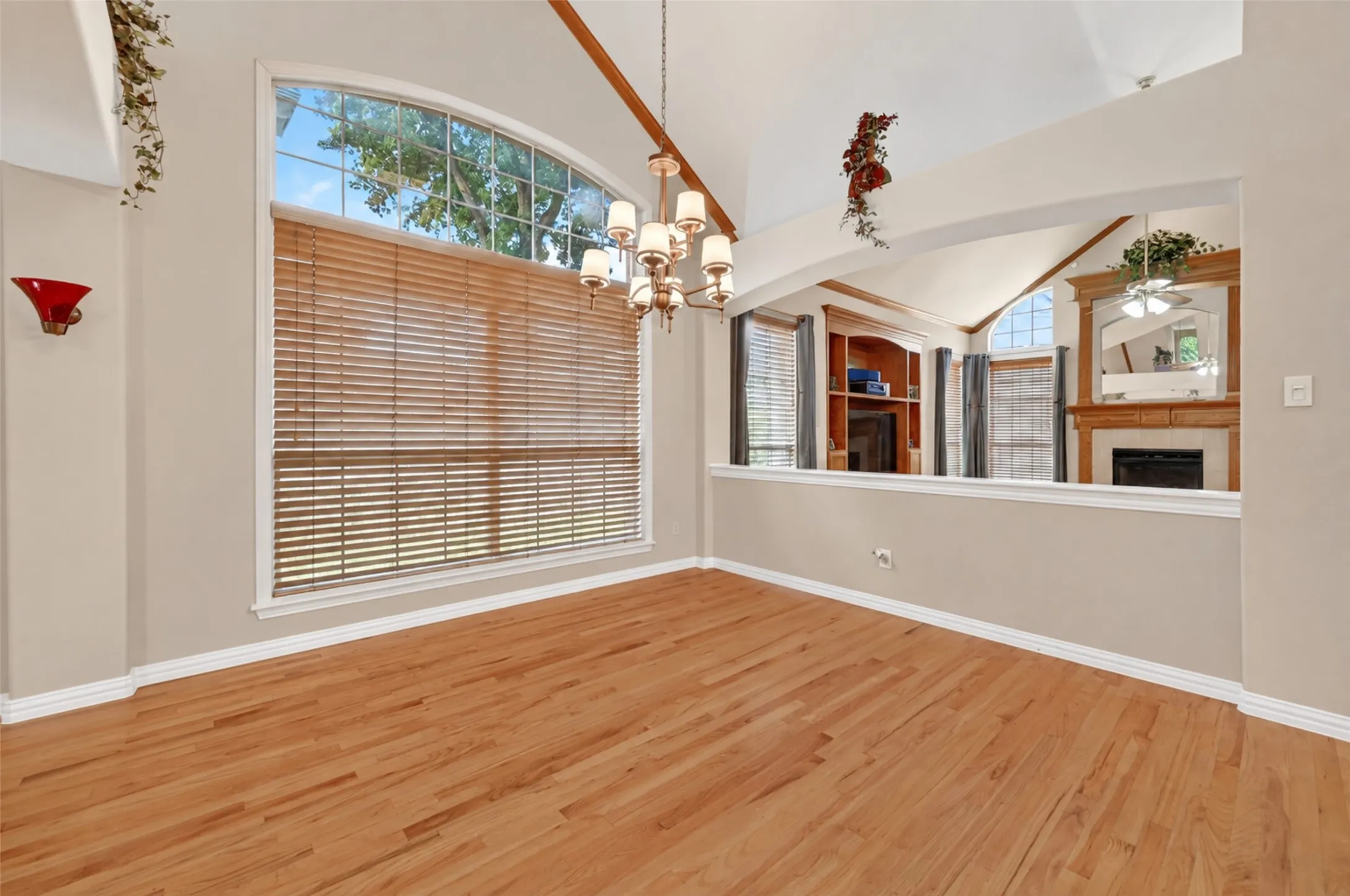 Single Family Residence For Sale in Dallas County , 656 Links View Court, Grand Prairie, Texas 75052, 3 Bedroom, 3 Bathroom, 2 Garage spaces, 3,286 Sqft, built in 2005, Preowned, mls#21233110, Real Estate Agent in Grand Prairie, Homes For Sale in Dallas county, Homes For Sale in Grand Prairie, Realtor in Grand Prairie Texas, Real Estate Brokerage Independent Realty Texas, Luminita Cordes Realtor