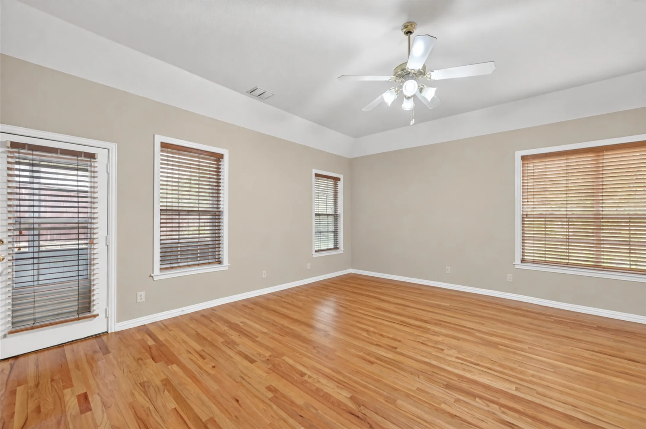 Single Family Residence For Sale in Dallas County , 656 Links View Court, Grand Prairie, Texas 75052, 3 Bedroom, 3 Bathroom, 2 Garage spaces, 3,286 Sqft, built in 2005, Preowned, mls#21233110, Real Estate Agent in Grand Prairie, Homes For Sale in Dallas county, Homes For Sale in Grand Prairie, Realtor in Grand Prairie Texas, Real Estate Brokerage Independent Realty Texas, Luminita Cordes Realtor