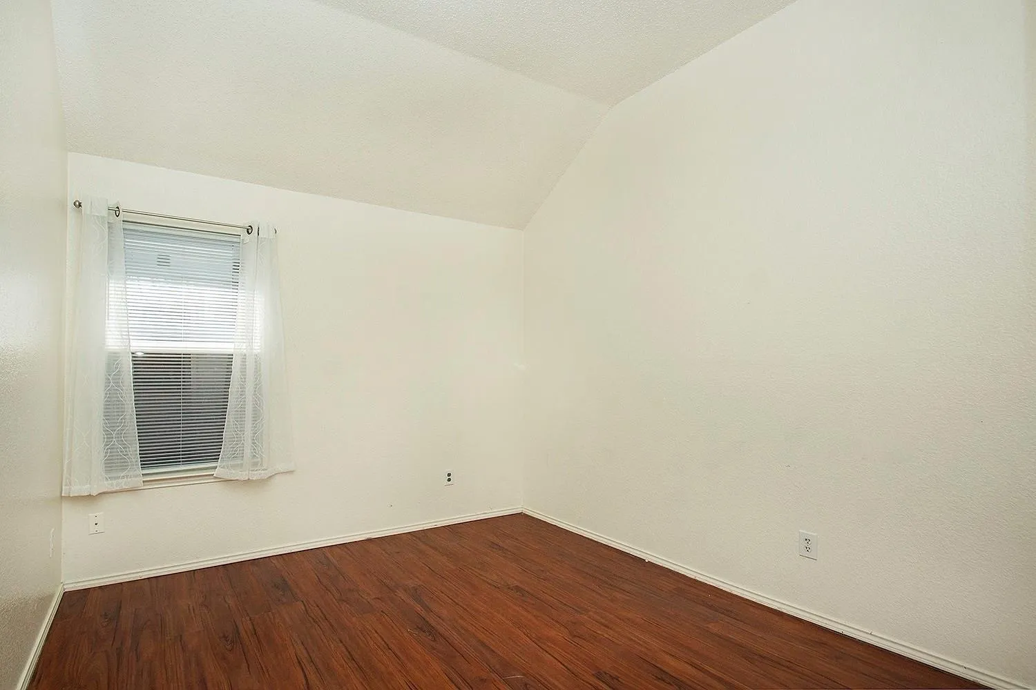 Single Family Residence For Rent in Collin County , 406 Leameadow Drive, Allen, Texas 75002, 4 Bedroom, 2 Bathroom, 2 Garage spaces, 2,434 Sqft, built in 2000, Preowned, mls#21237433, Real Estate Agent in Allen, Homes For Rent in Collin county, Homes For Rent in Allen, Realtor in Allen Texas, Real Estate Brokerage Independent Realty Texas, Luminita Cordes Realtor