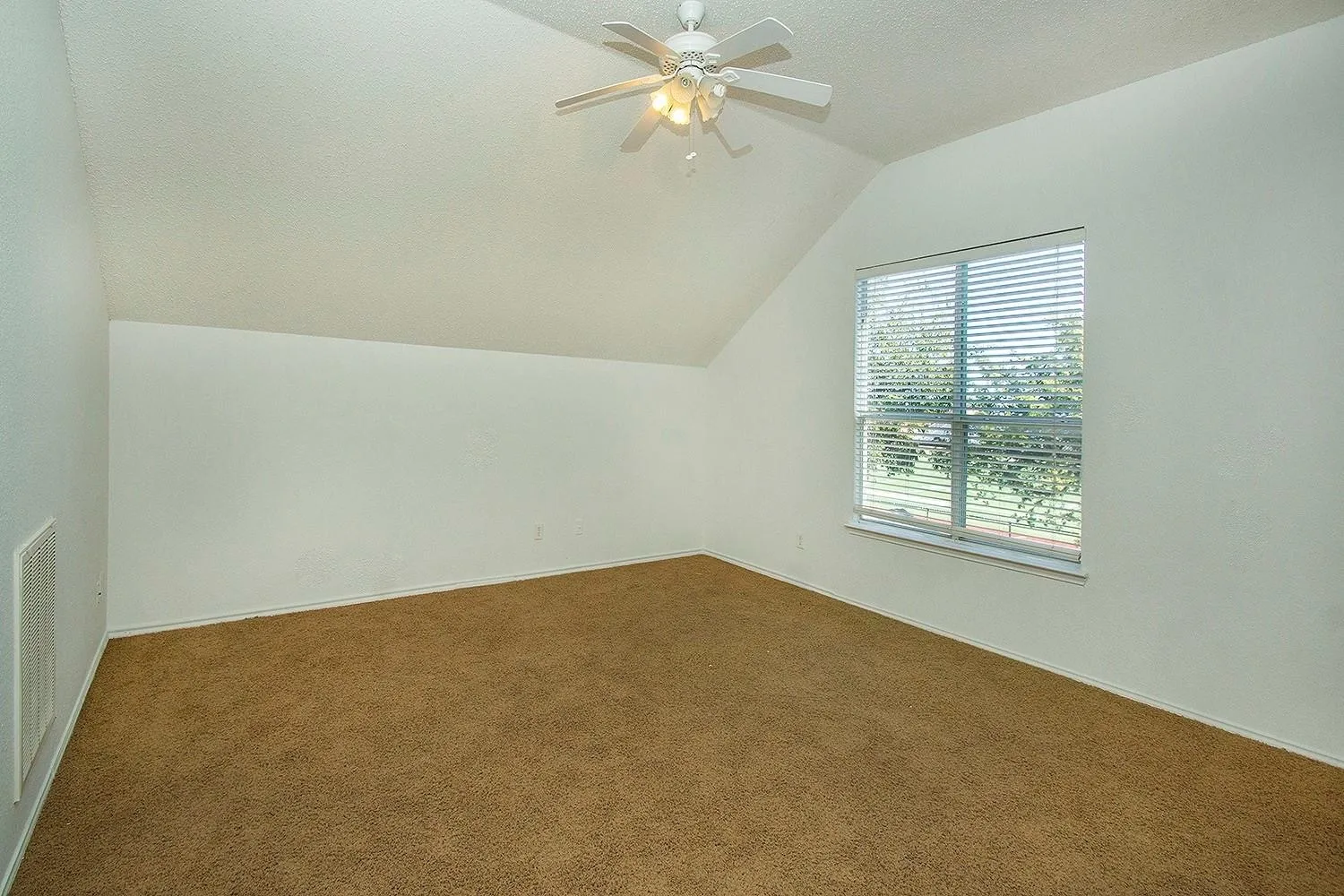 Single Family Residence For Rent in Collin County , 406 Leameadow Drive, Allen, Texas 75002, 4 Bedroom, 2 Bathroom, 2 Garage spaces, 2,434 Sqft, built in 2000, Preowned, mls#21237433, Real Estate Agent in Allen, Homes For Rent in Collin county, Homes For Rent in Allen, Realtor in Allen Texas, Real Estate Brokerage Independent Realty Texas, Luminita Cordes Realtor