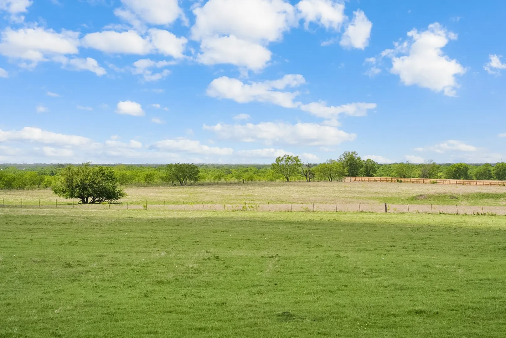 View of grassy yard featuring a rural view