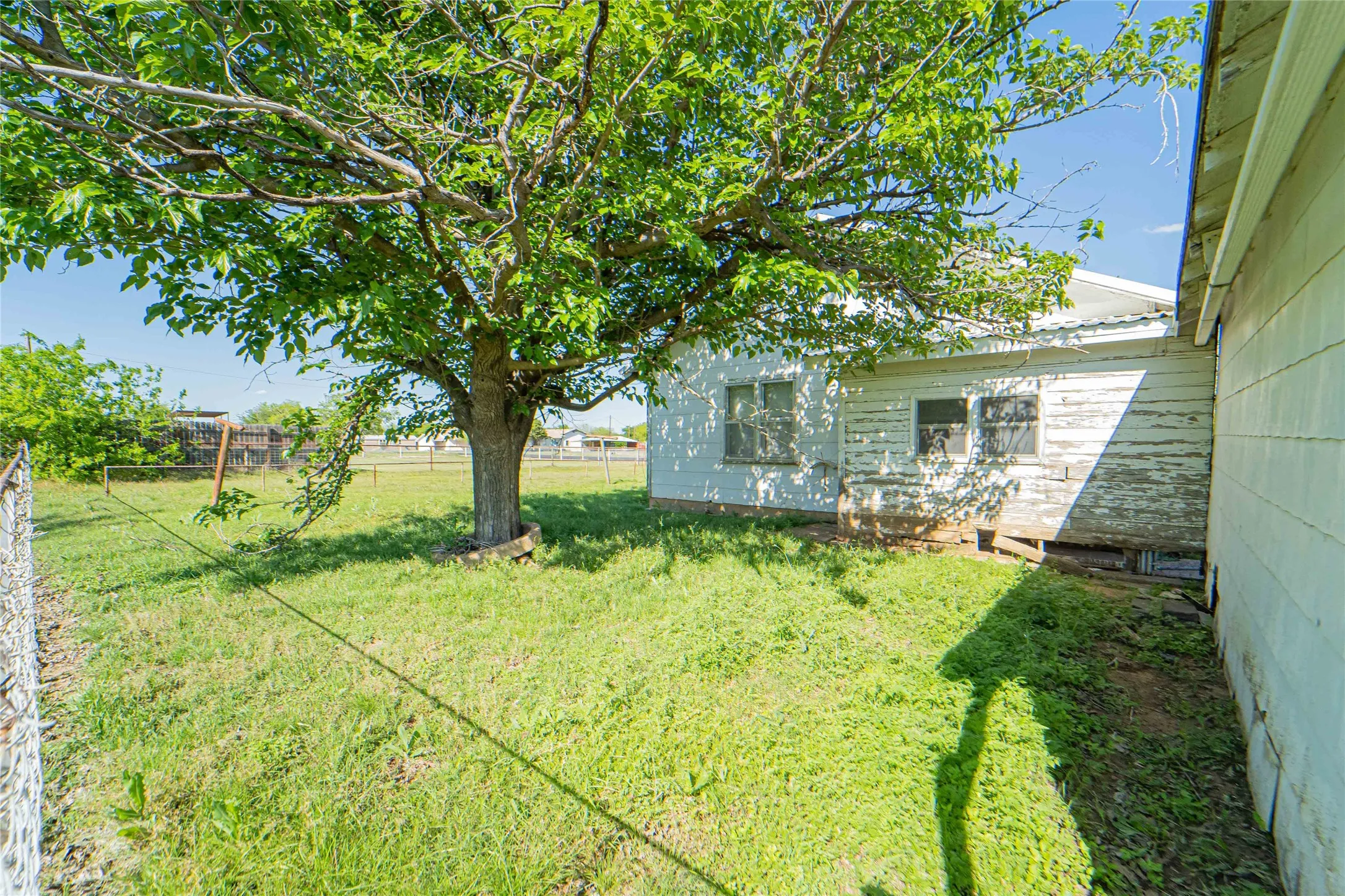 Single Family Residence For Sale in Stephens County , 701 N Shelton Street, Breckenridge, Texas 76424, 3 Bedroom, 1 Bathroom, 1 Garage spaces, 1,352 Sqft, built in 0, mls#21237175, Real Estate Agent in Breckenridge, Homes For Sale in Stephens county, Homes For Sale in Breckenridge, Realtor in Breckenridge Texas, Real Estate Brokerage Independent Realty Texas, Luminita Cordes Realtor