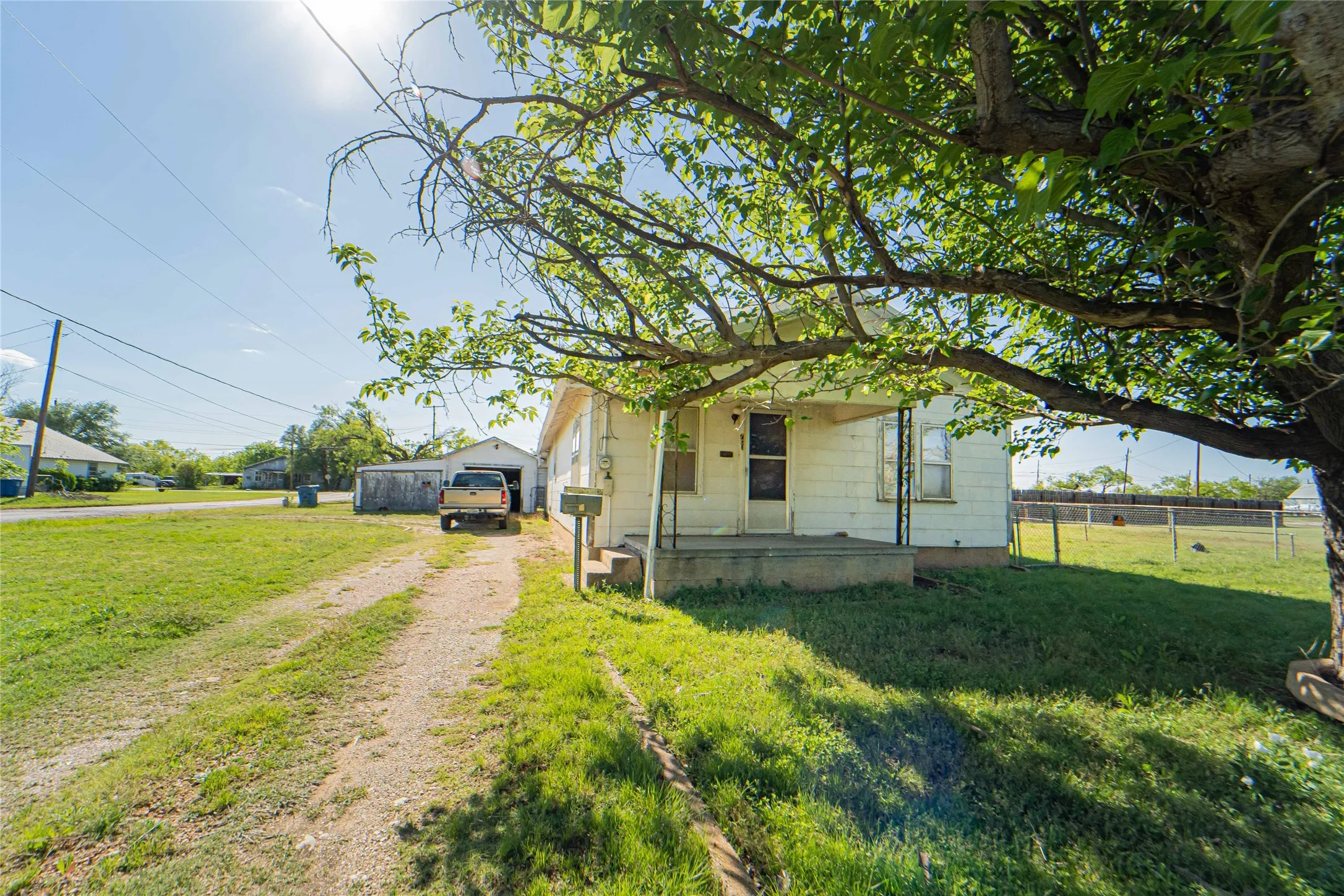 Single Family Residence For Sale in Stephens County , 701 N Shelton Street, Breckenridge, Texas 76424, 3 Bedroom, 1 Bathroom, 1 Garage spaces, 1,352 Sqft, built in 0, mls#21237175, Real Estate Agent in Breckenridge, Homes For Sale in Stephens county, Homes For Sale in Breckenridge, Realtor in Breckenridge Texas, Real Estate Brokerage Independent Realty Texas, Luminita Cordes Realtor