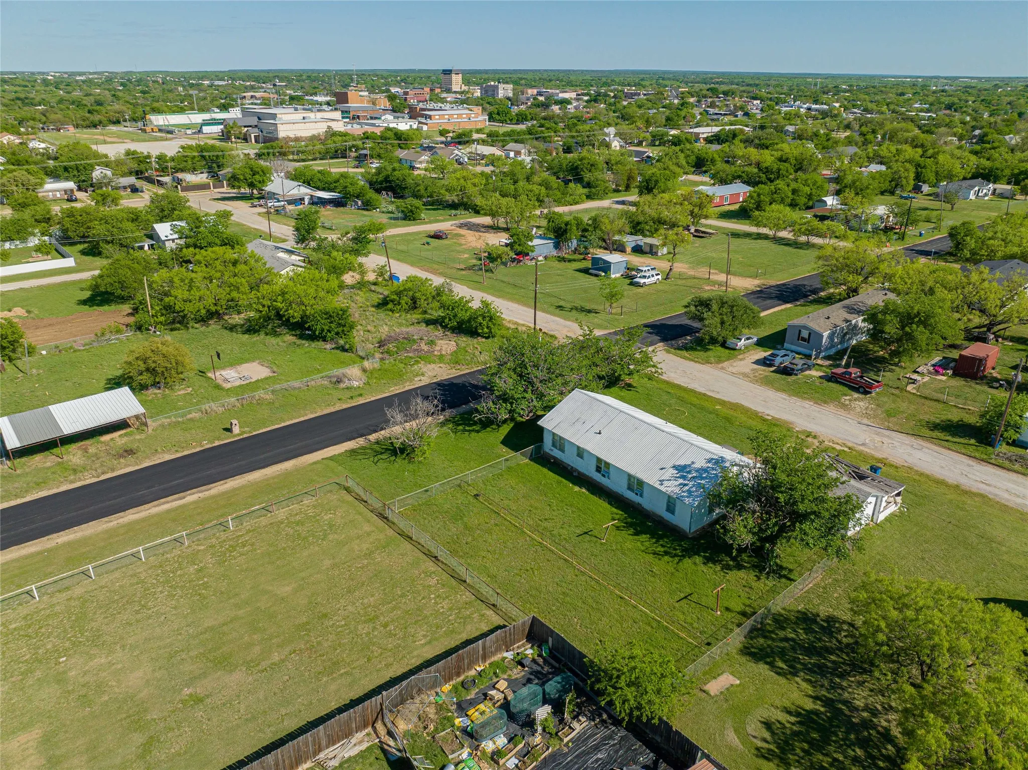 Single Family Residence For Sale in Stephens County , 701 N Shelton Street, Breckenridge, Texas 76424, 3 Bedroom, 1 Bathroom, 1 Garage spaces, 1,352 Sqft, built in 0, mls#21237175, Real Estate Agent in Breckenridge, Homes For Sale in Stephens county, Homes For Sale in Breckenridge, Realtor in Breckenridge Texas, Real Estate Brokerage Independent Realty Texas, Luminita Cordes Realtor