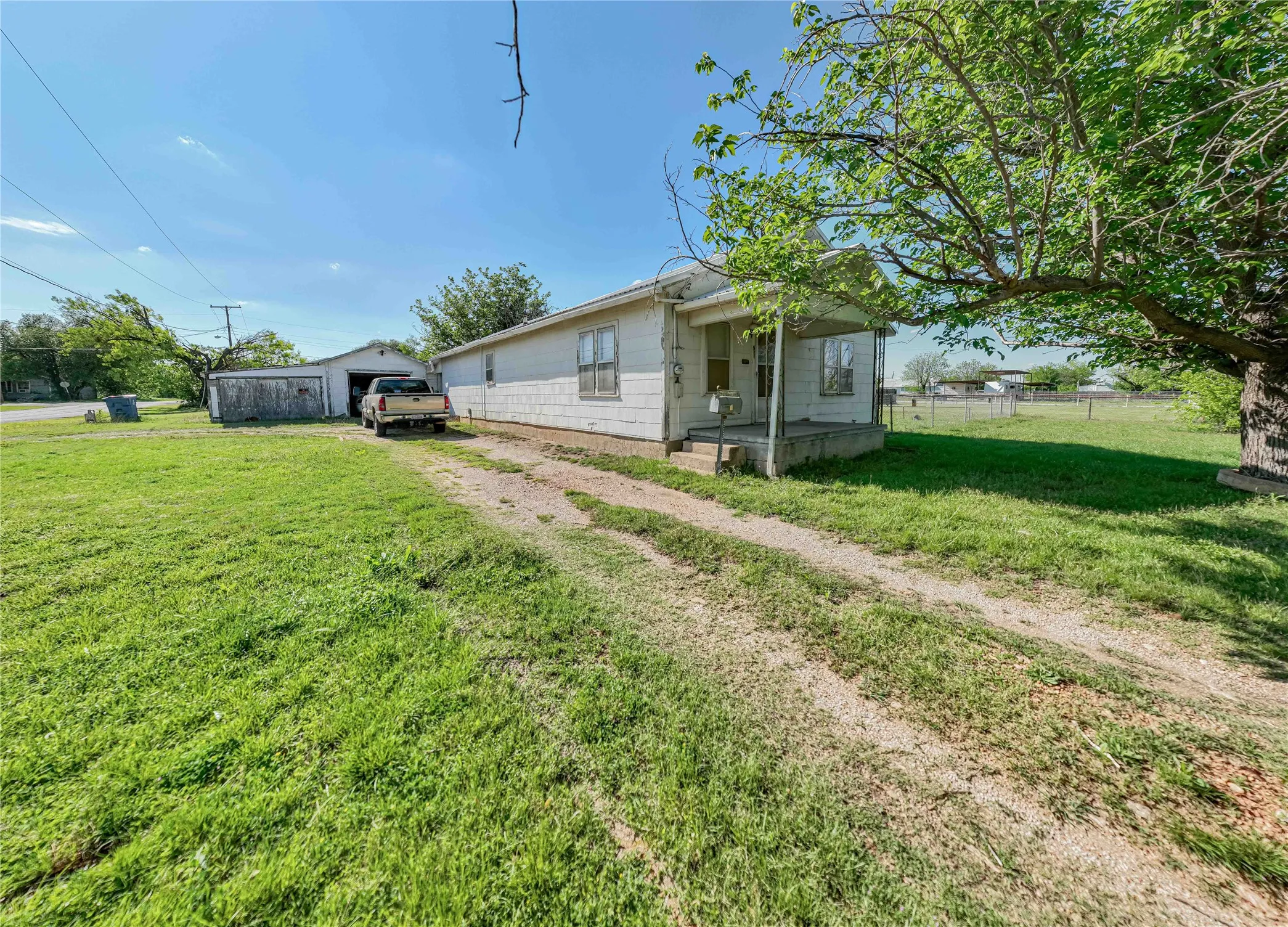 Single Family Residence For Sale in Stephens County , 701 N Shelton Street, Breckenridge, Texas 76424, 3 Bedroom, 1 Bathroom, 1 Garage spaces, 1,352 Sqft, built in 0, mls#21237175, Real Estate Agent in Breckenridge, Homes For Sale in Stephens county, Homes For Sale in Breckenridge, Realtor in Breckenridge Texas, Real Estate Brokerage Independent Realty Texas, Luminita Cordes Realtor