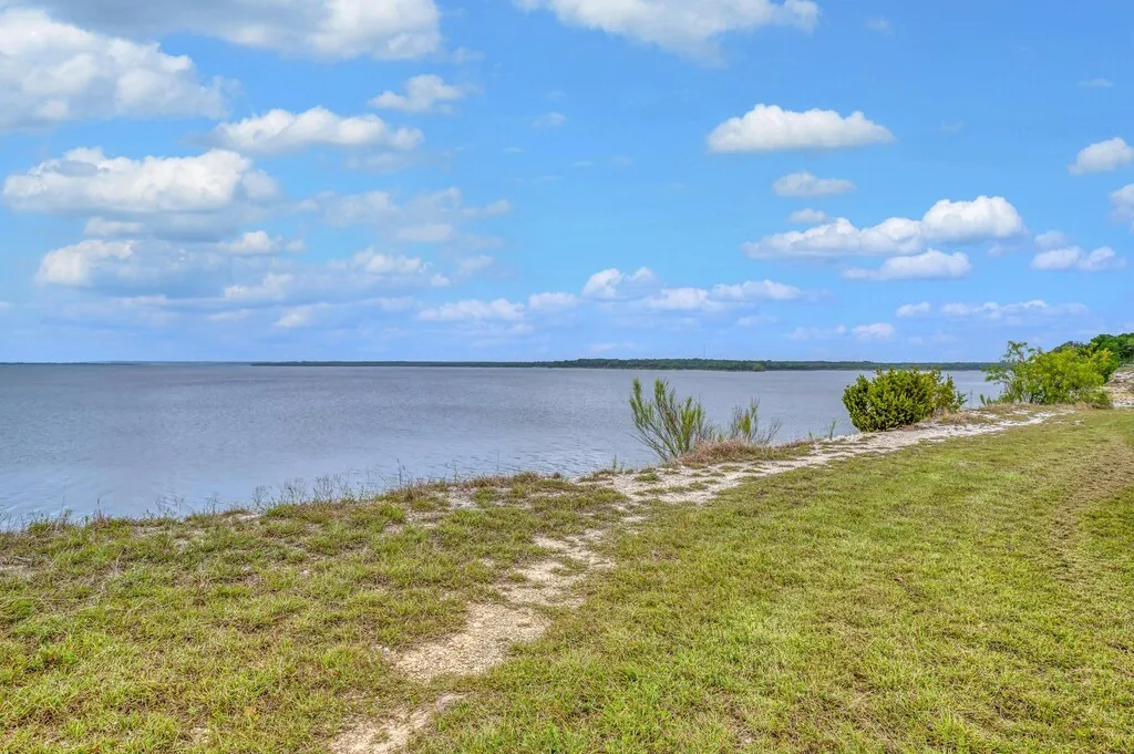 Single Family Residence For Sale in Hill County , 287 Canyon Drive, Whitney, Texas 76692, 3 Bedroom, 3 Bathroom, 2 Garage spaces, 2,880 Sqft, built in 0, mls#21237364, Real Estate Agent in Whitney, Homes For Sale in Hill county, Homes For Sale in Whitney, Realtor in Whitney Texas, Real Estate Brokerage Independent Realty Texas, Luminita Cordes Realtor