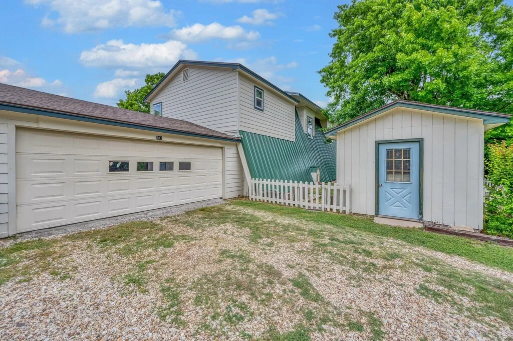 Single Family Residence For Sale in Hill County , 287 Canyon Drive, Whitney, Texas 76692, 3 Bedroom, 3 Bathroom, 2 Garage spaces, 2,880 Sqft, built in 0, mls#21237364, Real Estate Agent in Whitney, Homes For Sale in Hill county, Homes For Sale in Whitney, Realtor in Whitney Texas, Real Estate Brokerage Independent Realty Texas, Luminita Cordes Realtor
