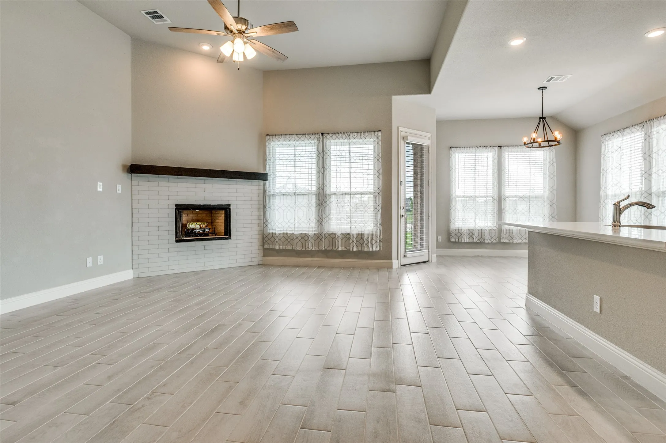 Single Family Residence For Sale in Ellis County , 6206 Horizon Drive, Midlothian, Texas 76065, 4 Bedroom, 2 Bathroom, 2 Garage spaces, 2,176 Sqft, built in 2021, mls#21233870, Real Estate Agent in Midlothian, Homes For Sale in Ellis county, Homes For Sale in Midlothian, Realtor in Midlothian Texas, Real Estate Brokerage Independent Realty Texas, Luminita Cordes Realtor