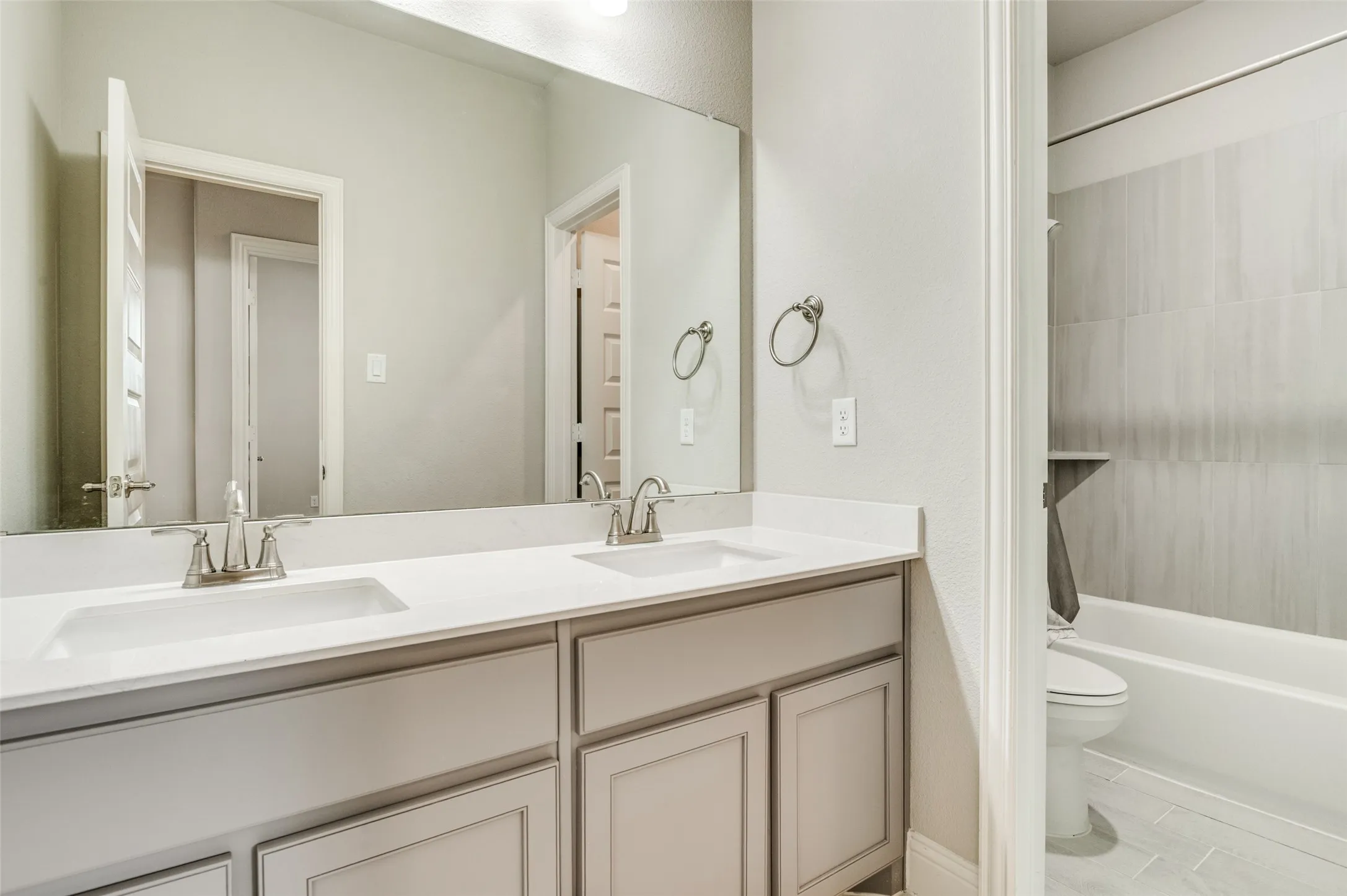 Single Family Residence For Sale in Ellis County , 6206 Horizon Drive, Midlothian, Texas 76065, 4 Bedroom, 2 Bathroom, 2 Garage spaces, 2,176 Sqft, built in 2021, mls#21233870, Real Estate Agent in Midlothian, Homes For Sale in Ellis county, Homes For Sale in Midlothian, Realtor in Midlothian Texas, Real Estate Brokerage Independent Realty Texas, Luminita Cordes Realtor