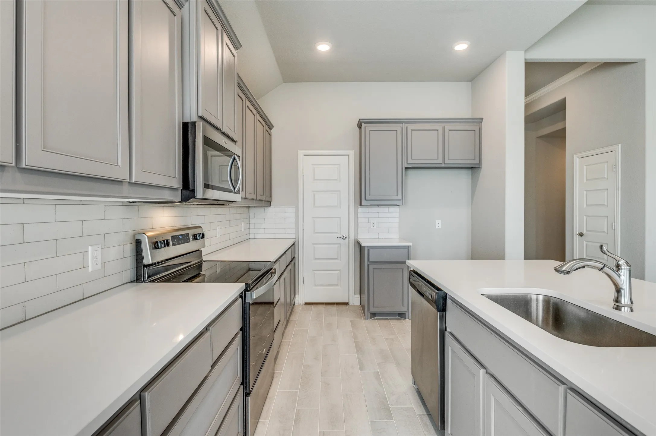 Single Family Residence For Sale in Ellis County , 6206 Horizon Drive, Midlothian, Texas 76065, 4 Bedroom, 2 Bathroom, 2 Garage spaces, 2,176 Sqft, built in 2021, mls#21233870, Real Estate Agent in Midlothian, Homes For Sale in Ellis county, Homes For Sale in Midlothian, Realtor in Midlothian Texas, Real Estate Brokerage Independent Realty Texas, Luminita Cordes Realtor