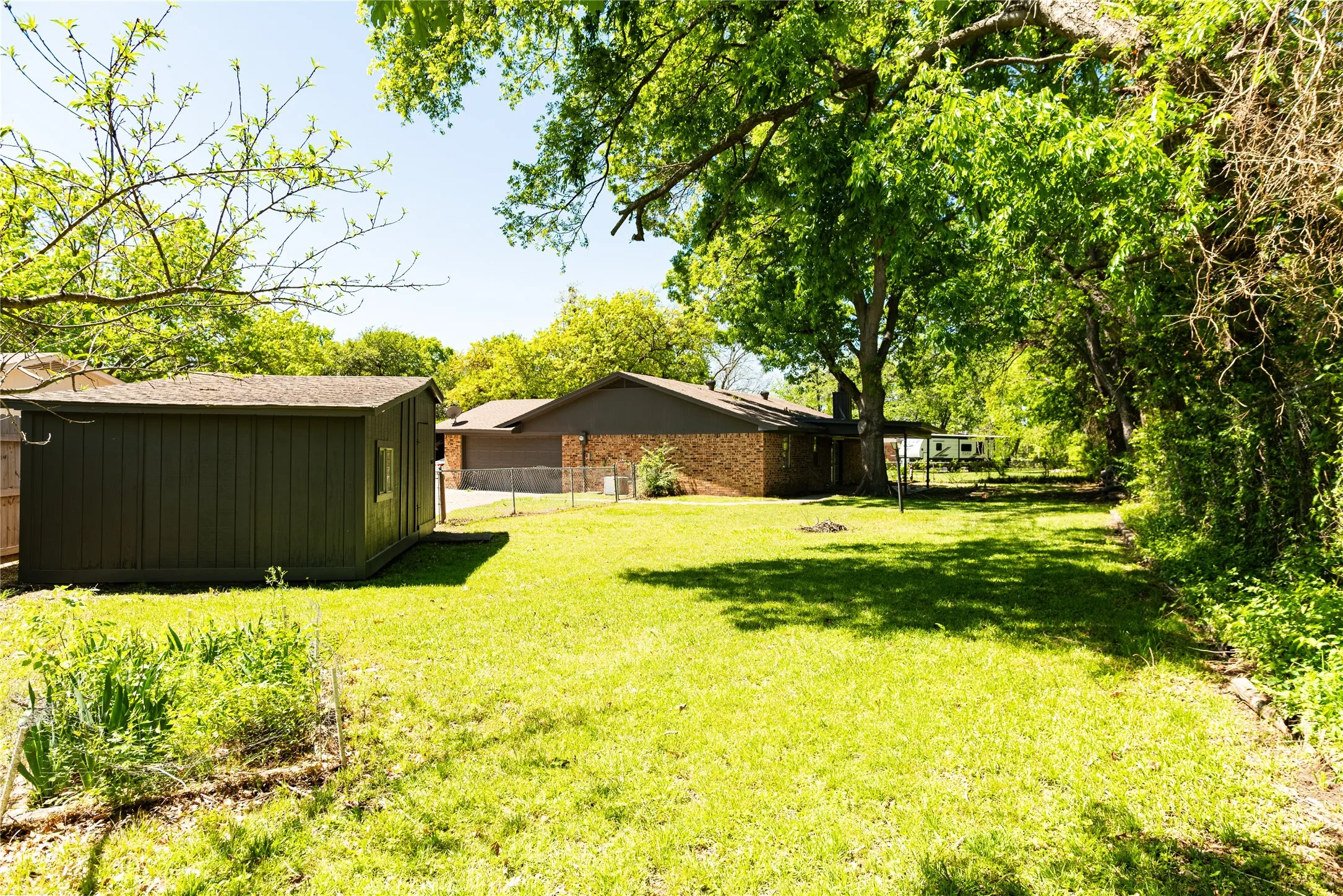 Single Family Residence For Sale in Cooke County , 12 Brookhollow Circle, Gainesville, Texas 76240, 3 Bedroom, 2 Bathroom, 2 Garage spaces, 1,592 Sqft, built in 1974, mls#21234080, Real Estate Agent in Gainesville, Homes For Sale in Cooke county, Homes For Sale in Gainesville, Realtor in Gainesville Texas, Real Estate Brokerage Independent Realty Texas, Luminita Cordes Realtor