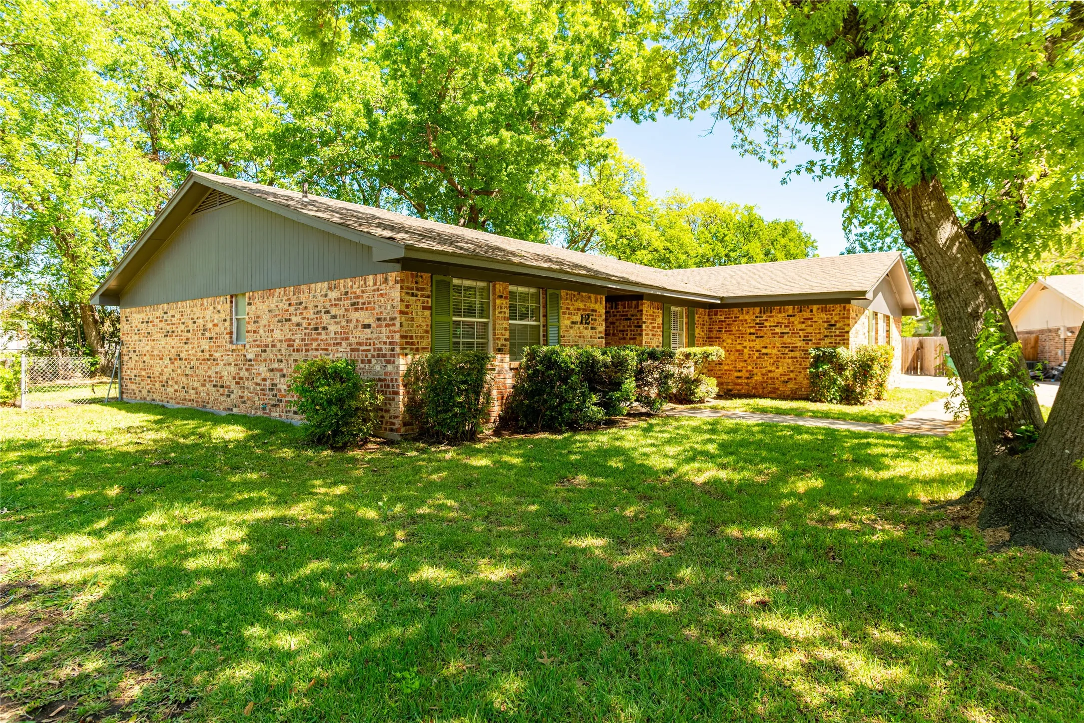 Single Family Residence For Sale in Cooke County , 12 Brookhollow Circle, Gainesville, Texas 76240, 3 Bedroom, 2 Bathroom, 2 Garage spaces, 1,592 Sqft, built in 1974, mls#21234080, Real Estate Agent in Gainesville, Homes For Sale in Cooke county, Homes For Sale in Gainesville, Realtor in Gainesville Texas, Real Estate Brokerage Independent Realty Texas, Luminita Cordes Realtor