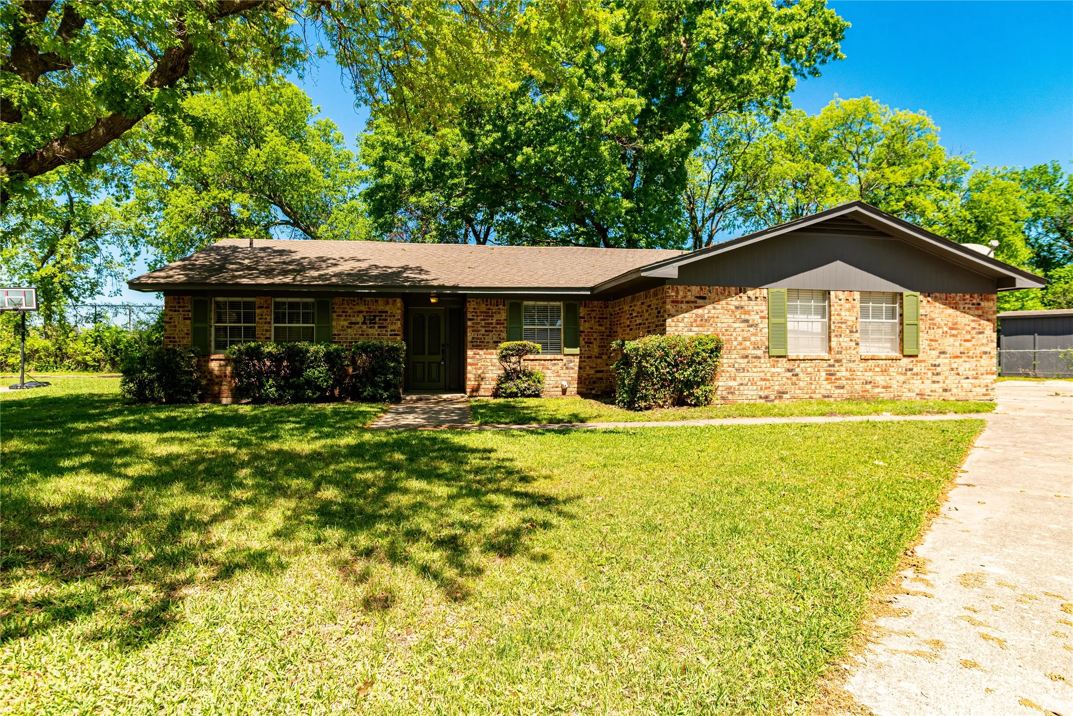 Single Family Residence For Sale in Cooke County , 12 Brookhollow Circle, Gainesville, Texas 76240, 3 Bedroom, 2 Bathroom, 2 Garage spaces, 1,592 Sqft, built in 1974, mls#21234080, Real Estate Agent in Gainesville, Homes For Sale in Cooke county, Homes For Sale in Gainesville, Realtor in Gainesville Texas, Real Estate Brokerage Independent Realty Texas, Luminita Cordes Realtor