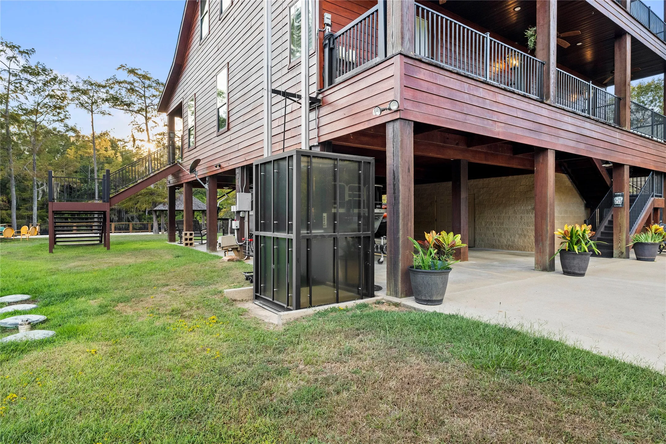 Single Family Residence For Sale in Marion County , 742 Private Road 7219, Jefferson, Texas 75657, 2 Bedroom, 4 Bathroom, Garage spaces, 2,358 Sqft, built in 2012, mls#21237530, Real Estate Agent in Jefferson, Homes For Sale in Marion county, Homes For Sale in Jefferson, Realtor in Jefferson Texas, Real Estate Brokerage Independent Realty Texas, Luminita Cordes Realtor