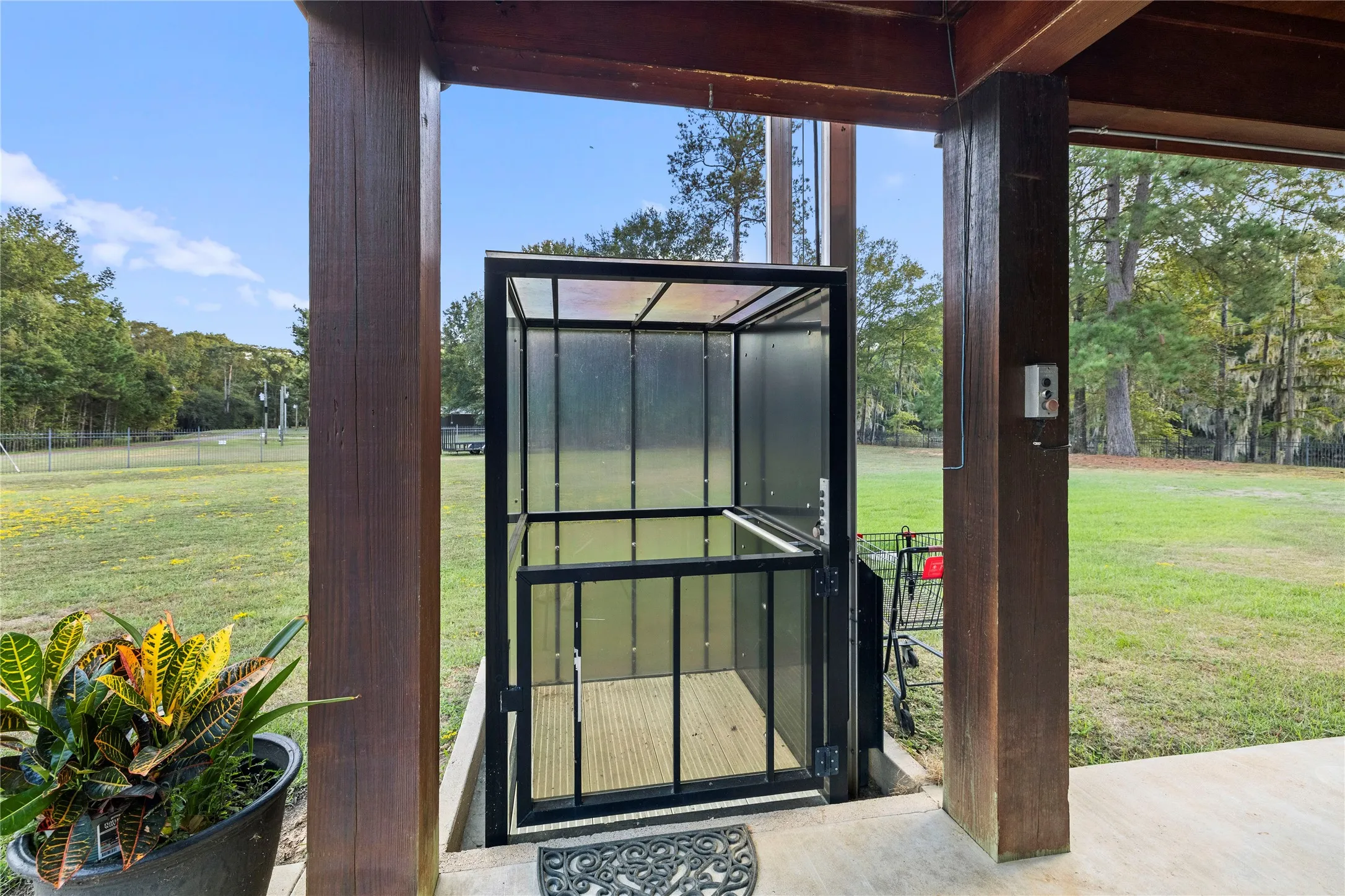 Single Family Residence For Sale in Marion County , 742 Private Road 7219, Jefferson, Texas 75657, 2 Bedroom, 4 Bathroom, Garage spaces, 2,358 Sqft, built in 2012, mls#21237530, Real Estate Agent in Jefferson, Homes For Sale in Marion county, Homes For Sale in Jefferson, Realtor in Jefferson Texas, Real Estate Brokerage Independent Realty Texas, Luminita Cordes Realtor