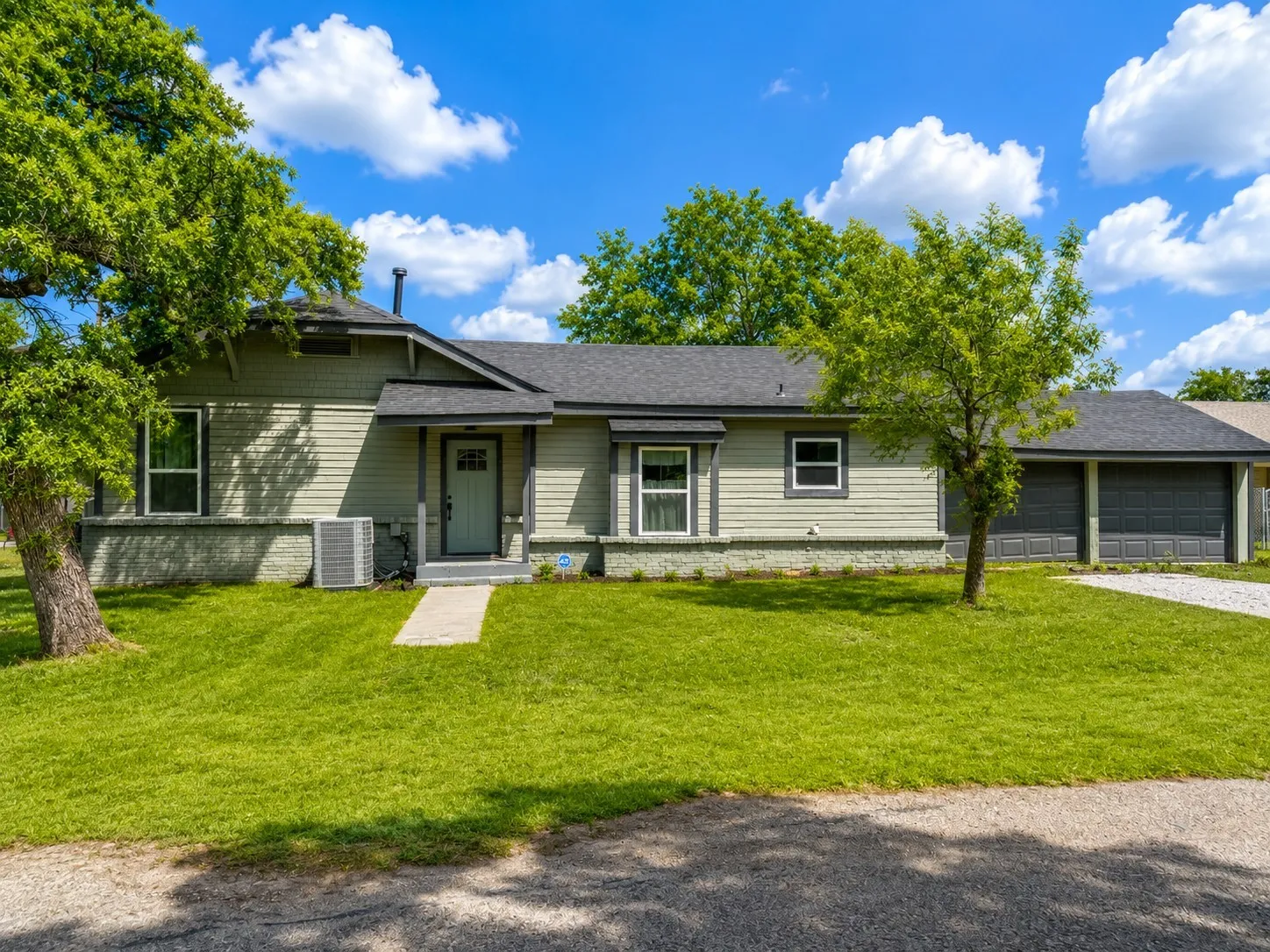 Single Family Residence For Sale in Johnson County , 202 4th Street, Joshua, Texas 76058, 3 Bedroom, 3 Bathroom, 2 Garage spaces, 2,104 Sqft, built in 1970, mls#21237558, Real Estate Agent in Joshua, Homes For Sale in Johnson county, Homes For Sale in Joshua, Realtor in Joshua Texas, Real Estate Brokerage Independent Realty Texas, Luminita Cordes Realtor