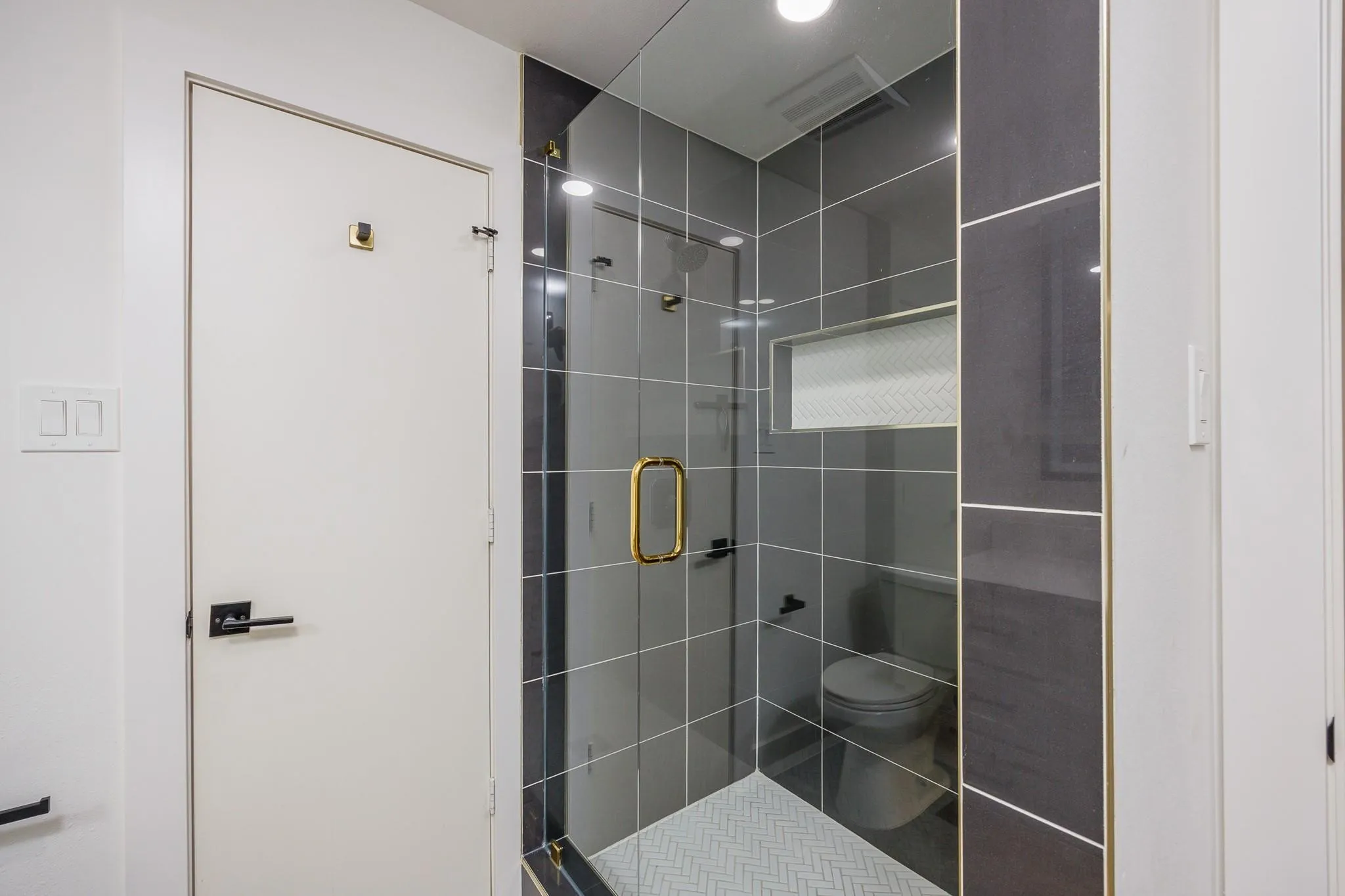 Designer shower in porcelain tile