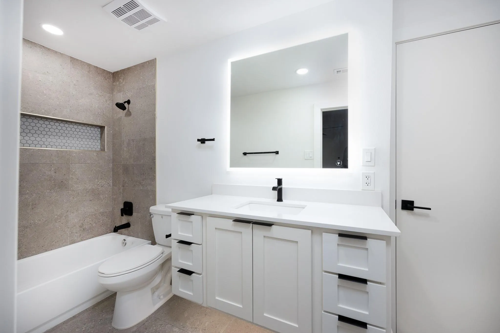 Remodeled full bath with lighted mirror vanity