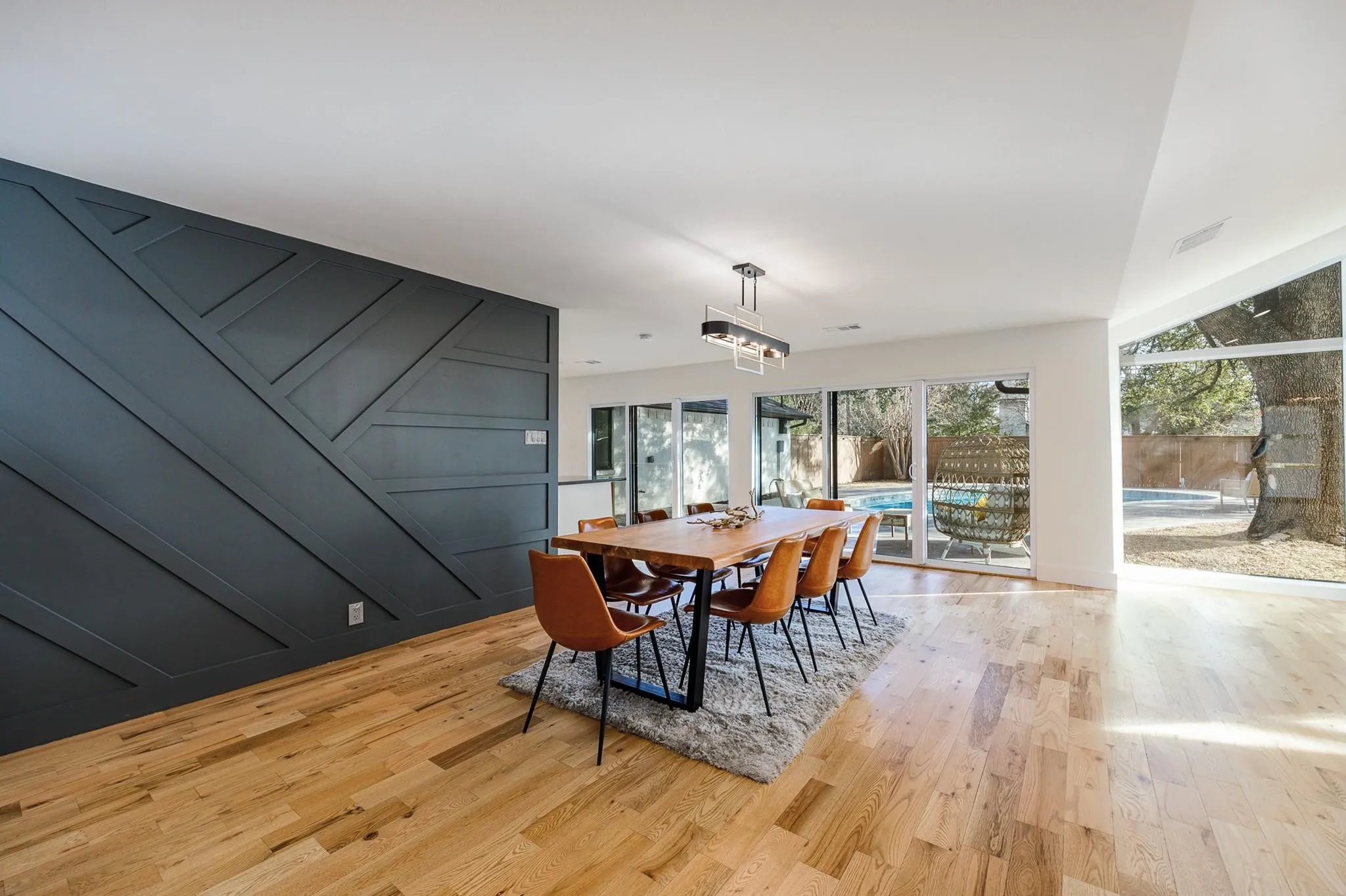 Casual dining with pool views